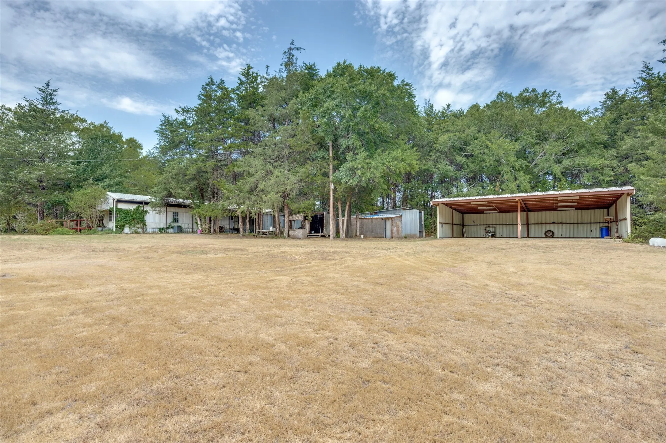 Mobile Home For Sale in Fannin County , 1842 County Road 1105, Ravenna, Texas 75476, 2 Bedroom, 2 Bathroom, Garage spaces, 1,078 Sqft, built in 1984, mls#21371579, Real Estate Agent in Ravenna, Homes For Sale in Fannin county, Homes For Sale in Ravenna, Realtor in Ravenna Texas, Real Estate Brokerage Independent Realty Texas, Luminita Cordes Realtor