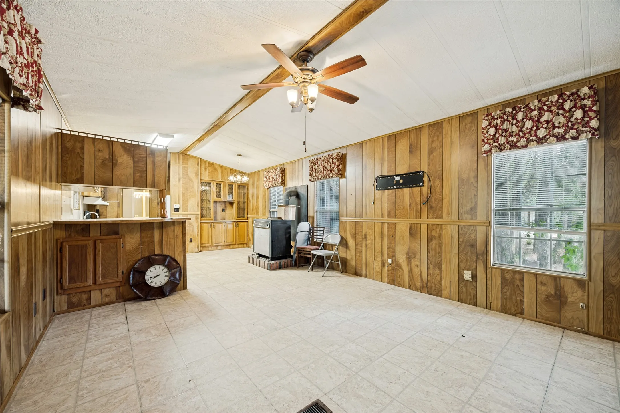 Mobile Home For Sale in Fannin County , 1842 County Road 1105, Ravenna, Texas 75476, 2 Bedroom, 2 Bathroom, Garage spaces, 1,078 Sqft, built in 1984, mls#21371579, Real Estate Agent in Ravenna, Homes For Sale in Fannin county, Homes For Sale in Ravenna, Realtor in Ravenna Texas, Real Estate Brokerage Independent Realty Texas, Luminita Cordes Realtor