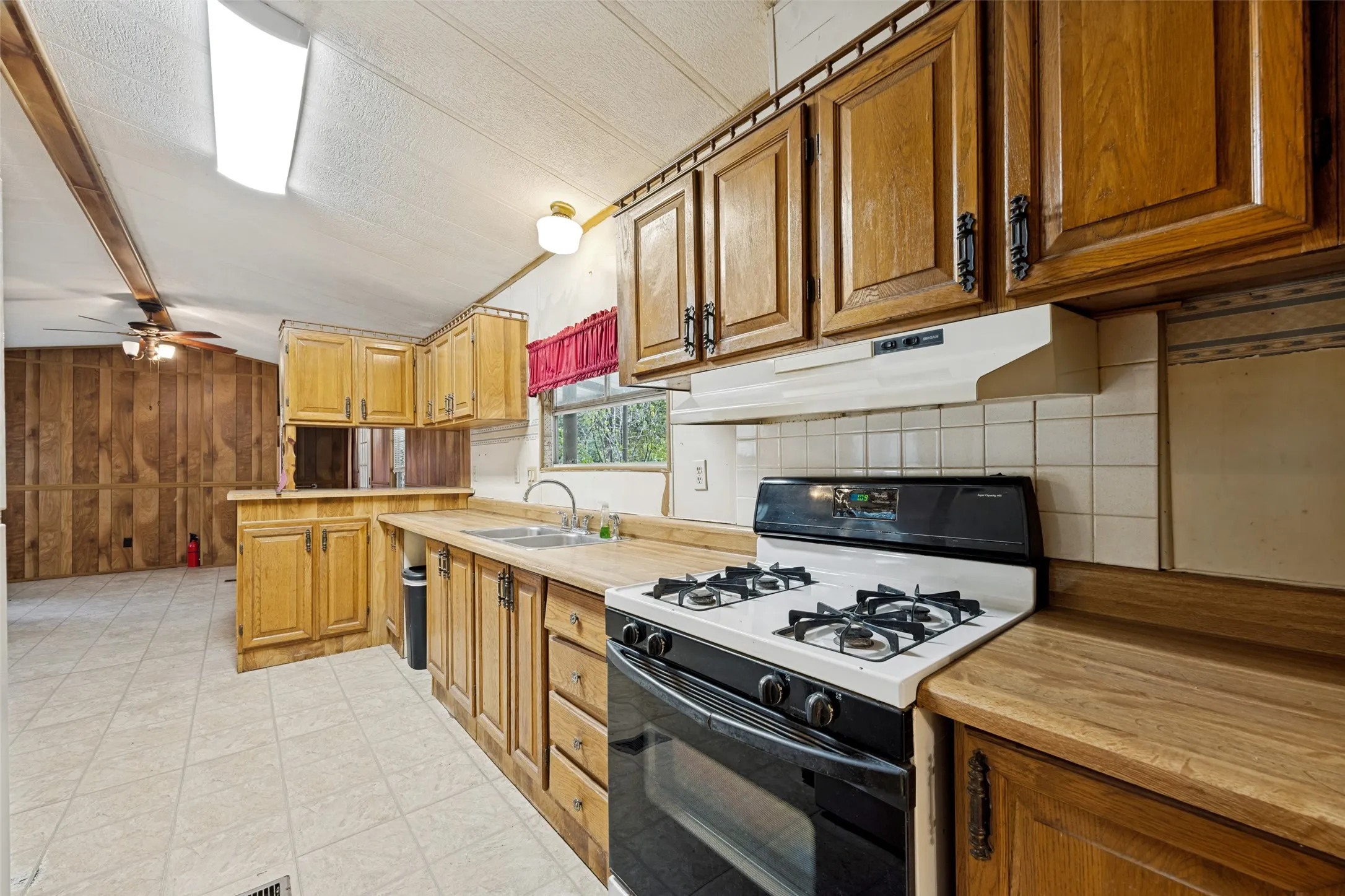 Mobile Home For Sale in Fannin County , 1842 County Road 1105, Ravenna, Texas 75476, 2 Bedroom, 2 Bathroom, Garage spaces, 1,078 Sqft, built in 1984, mls#21371579, Real Estate Agent in Ravenna, Homes For Sale in Fannin county, Homes For Sale in Ravenna, Realtor in Ravenna Texas, Real Estate Brokerage Independent Realty Texas, Luminita Cordes Realtor