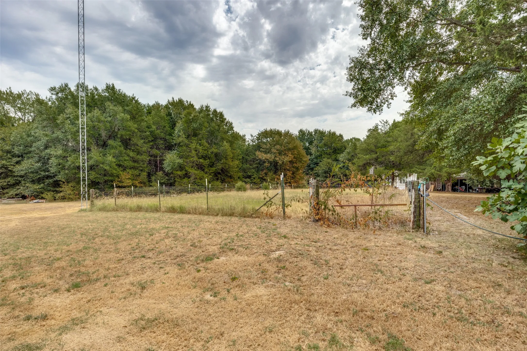 Mobile Home For Sale in Fannin County , 1842 County Road 1105, Ravenna, Texas 75476, 2 Bedroom, 2 Bathroom, Garage spaces, 1,078 Sqft, built in 1984, mls#21371579, Real Estate Agent in Ravenna, Homes For Sale in Fannin county, Homes For Sale in Ravenna, Realtor in Ravenna Texas, Real Estate Brokerage Independent Realty Texas, Luminita Cordes Realtor