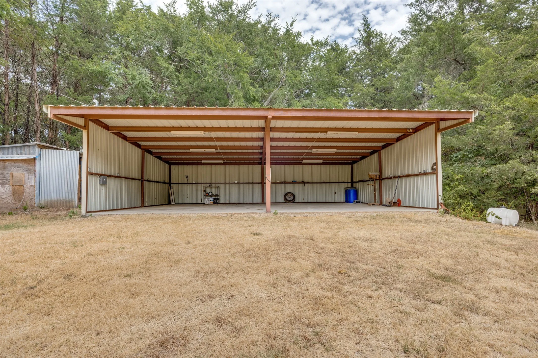 Mobile Home For Sale in Fannin County , 1842 County Road 1105, Ravenna, Texas 75476, 2 Bedroom, 2 Bathroom, Garage spaces, 1,078 Sqft, built in 1984, mls#21371579, Real Estate Agent in Ravenna, Homes For Sale in Fannin county, Homes For Sale in Ravenna, Realtor in Ravenna Texas, Real Estate Brokerage Independent Realty Texas, Luminita Cordes Realtor