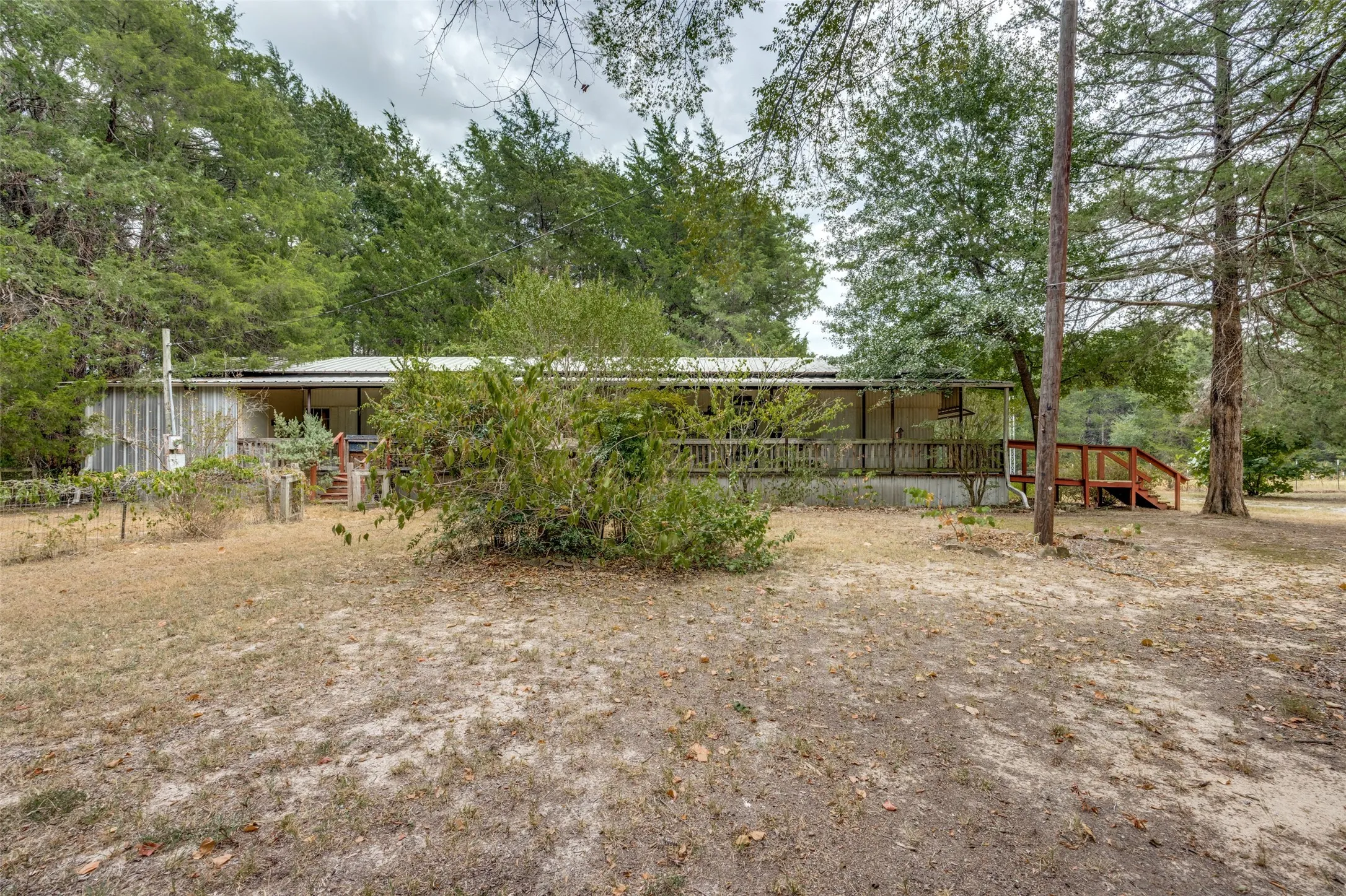 Mobile Home For Sale in Fannin County , 1842 County Road 1105, Ravenna, Texas 75476, 2 Bedroom, 2 Bathroom, Garage spaces, 1,078 Sqft, built in 1984, mls#21371579, Real Estate Agent in Ravenna, Homes For Sale in Fannin county, Homes For Sale in Ravenna, Realtor in Ravenna Texas, Real Estate Brokerage Independent Realty Texas, Luminita Cordes Realtor