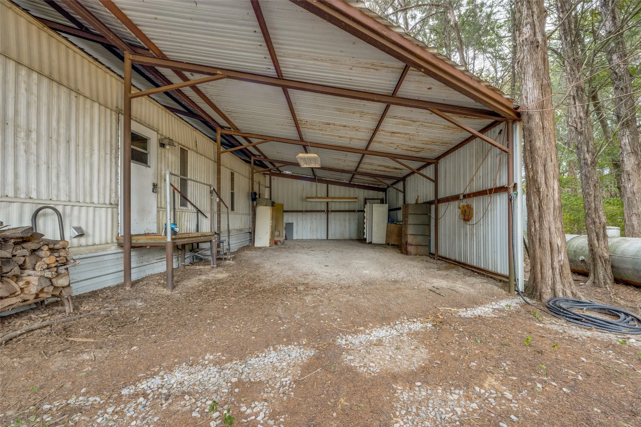 Mobile Home For Sale in Fannin County , 1842 County Road 1105, Ravenna, Texas 75476, 2 Bedroom, 2 Bathroom, Garage spaces, 1,078 Sqft, built in 1984, mls#21371579, Real Estate Agent in Ravenna, Homes For Sale in Fannin county, Homes For Sale in Ravenna, Realtor in Ravenna Texas, Real Estate Brokerage Independent Realty Texas, Luminita Cordes Realtor