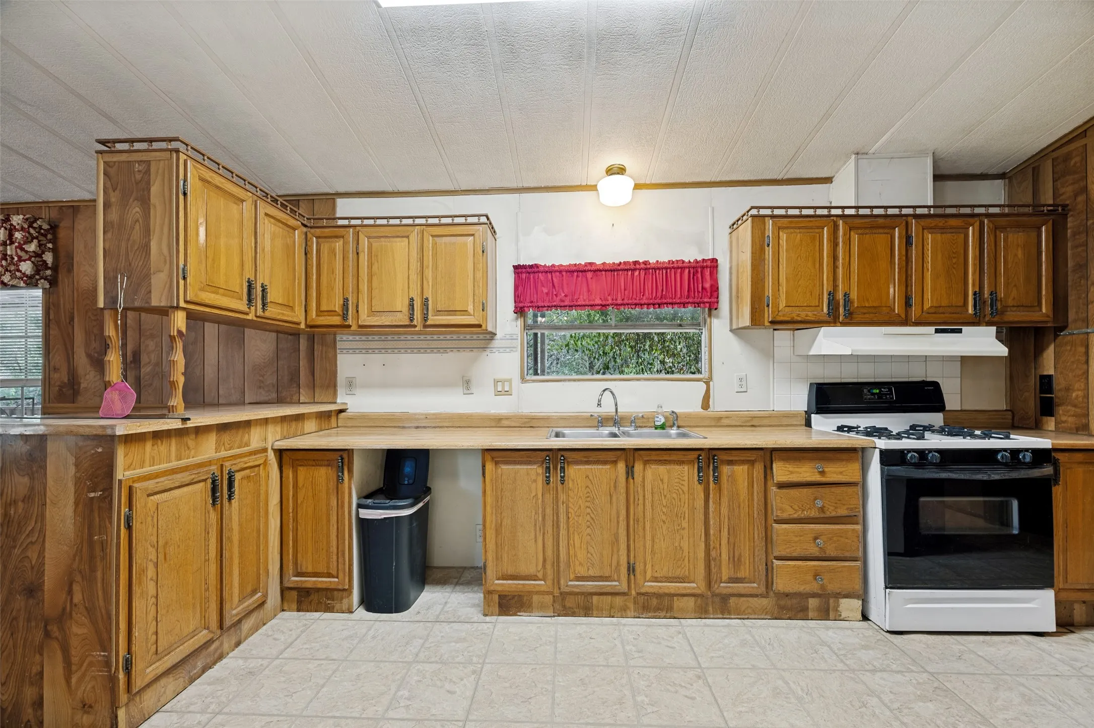 Mobile Home For Sale in Fannin County , 1842 County Road 1105, Ravenna, Texas 75476, 2 Bedroom, 2 Bathroom, Garage spaces, 1,078 Sqft, built in 1984, mls#21371579, Real Estate Agent in Ravenna, Homes For Sale in Fannin county, Homes For Sale in Ravenna, Realtor in Ravenna Texas, Real Estate Brokerage Independent Realty Texas, Luminita Cordes Realtor