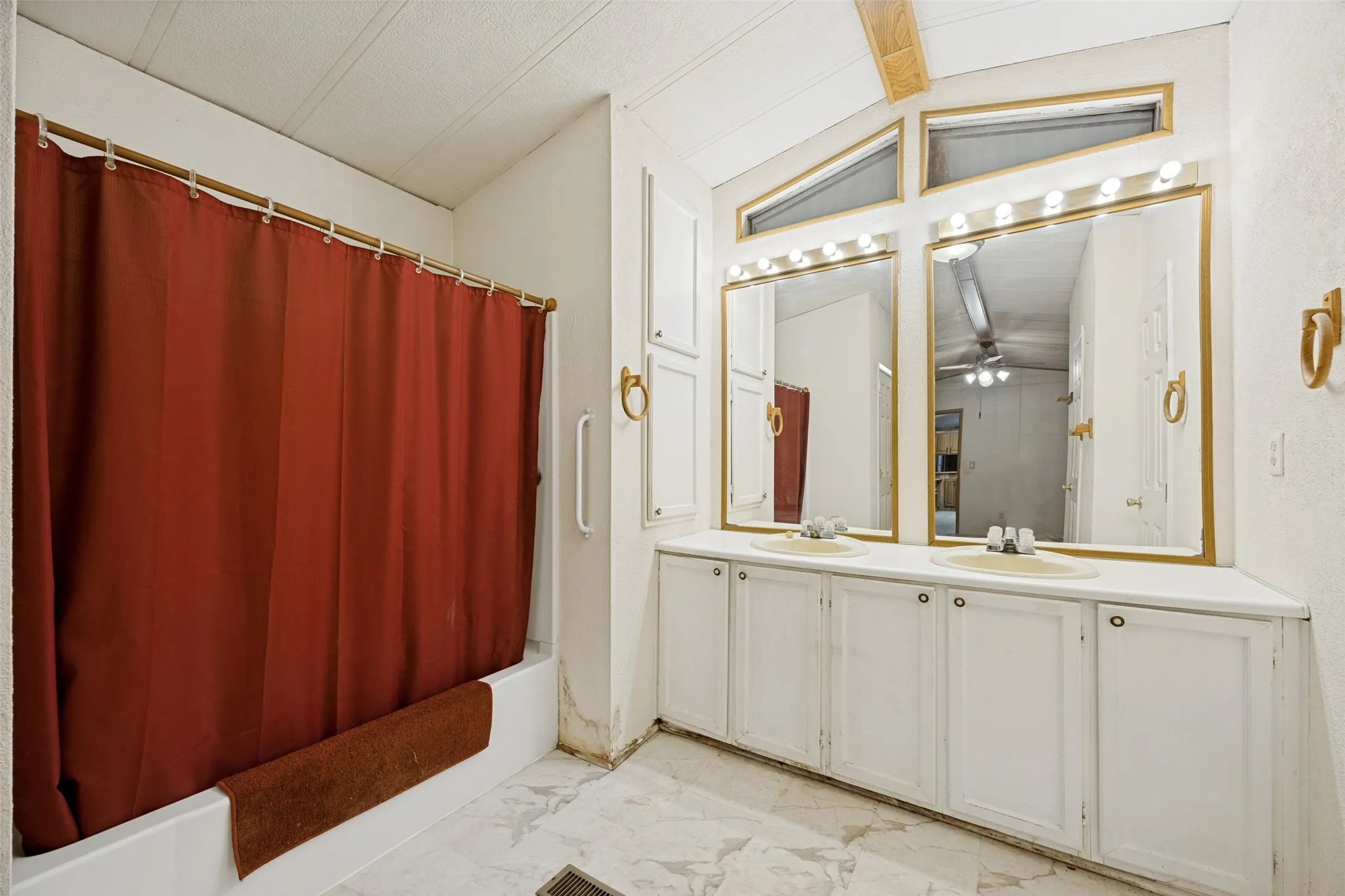 Mobile Home For Sale in Fannin County , 1842 County Road 1105, Ravenna, Texas 75476, 2 Bedroom, 2 Bathroom, Garage spaces, 1,078 Sqft, built in 1984, mls#21371579, Real Estate Agent in Ravenna, Homes For Sale in Fannin county, Homes For Sale in Ravenna, Realtor in Ravenna Texas, Real Estate Brokerage Independent Realty Texas, Luminita Cordes Realtor