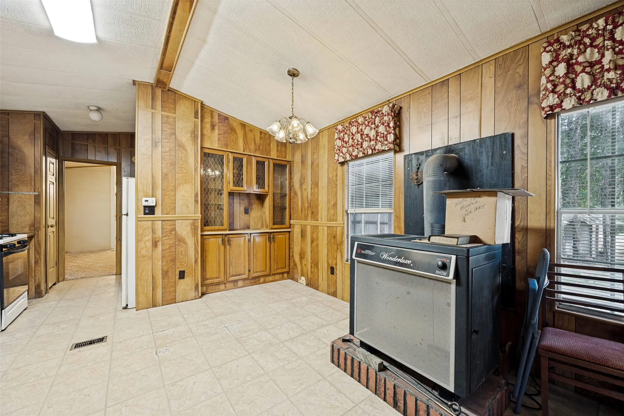 Mobile Home For Sale in Fannin County , 1842 County Road 1105, Ravenna, Texas 75476, 2 Bedroom, 2 Bathroom, Garage spaces, 1,078 Sqft, built in 1984, mls#21371579, Real Estate Agent in Ravenna, Homes For Sale in Fannin county, Homes For Sale in Ravenna, Realtor in Ravenna Texas, Real Estate Brokerage Independent Realty Texas, Luminita Cordes Realtor