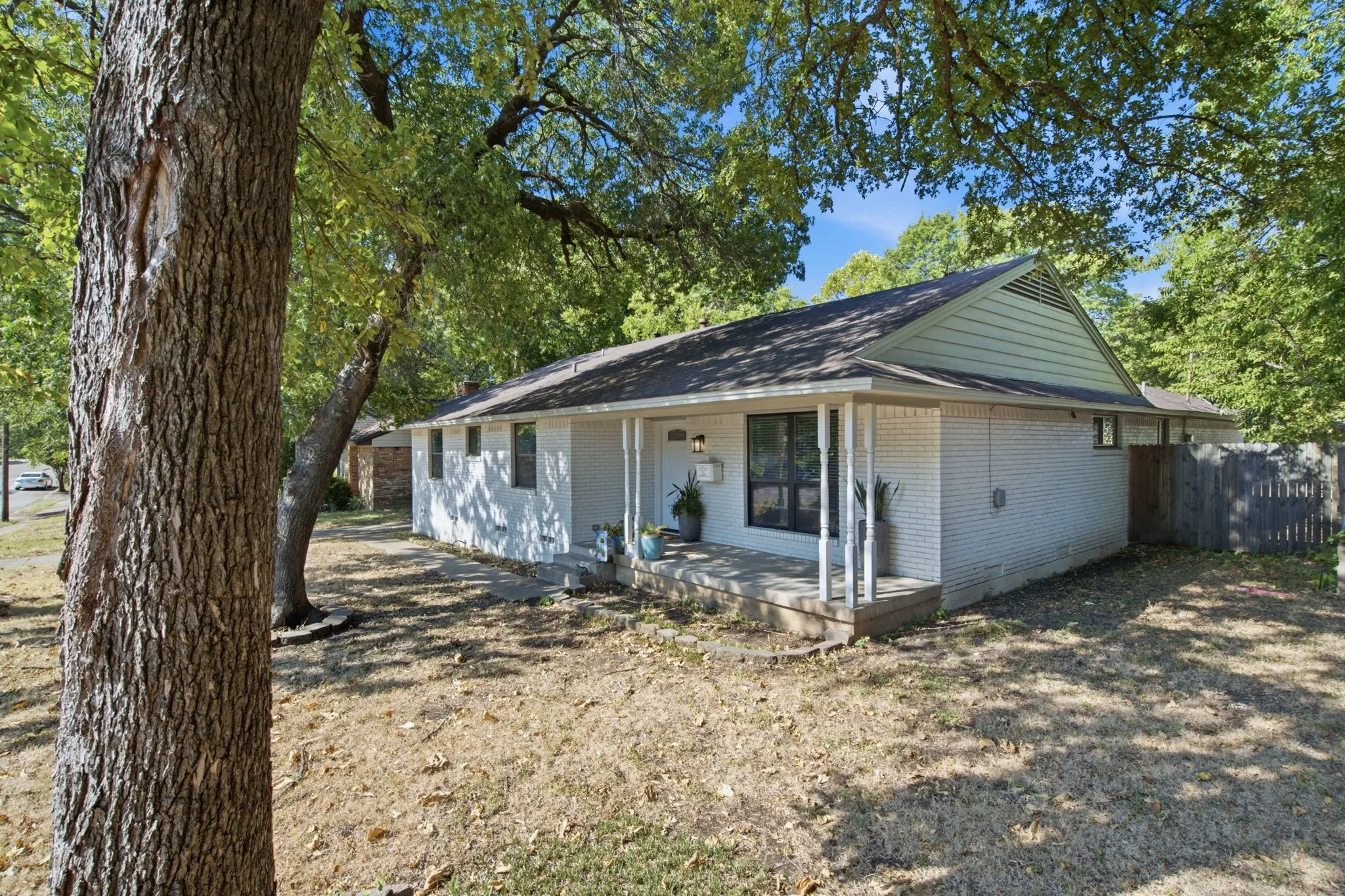 Single Family Residence For Sale in Dallas County , 3423 Boulder Drive, Dallas, Texas 75233, 4 Bedroom, 2 Bathroom, 2 Garage spaces, 1,626 Sqft, built in 1959, mls#21372976, Real Estate Agent in Dallas, Homes For Sale in Dallas county, Homes For Sale in Dallas, Realtor in Dallas Texas, Real Estate Brokerage Independent Realty Texas, Luminita Cordes Realtor