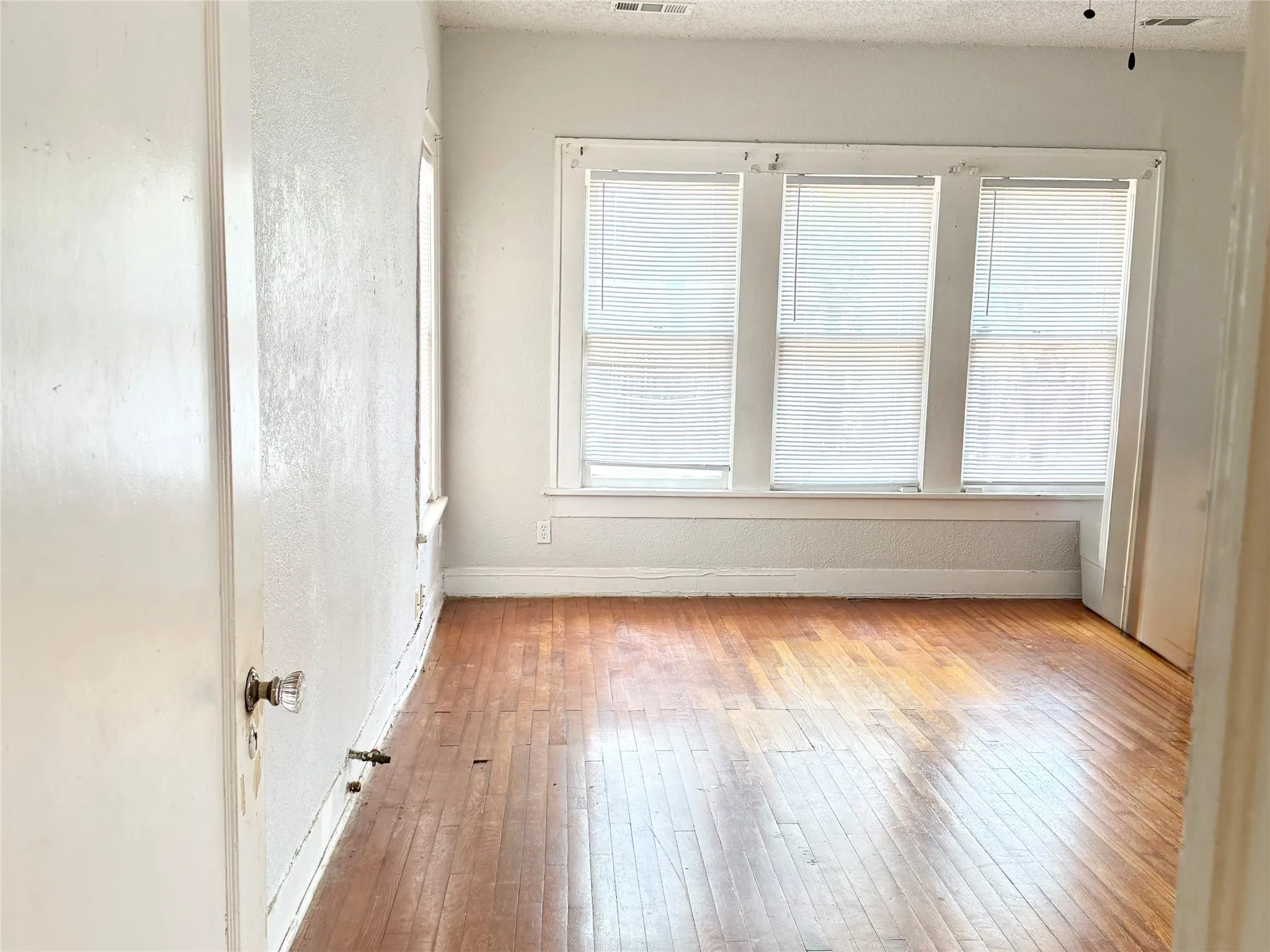 Single Family Residence For Sale in Tarrant County , 944 Marion Avenue, Fort Worth, Texas 76104, 2 Bedroom, 2 Bathroom, 2 Garage spaces, 1,593 Sqft, built in 1928, mls#21364508, Real Estate Agent in Fort Worth, Homes For Sale in Tarrant county, Homes For Sale in Fort Worth, Realtor in Fort Worth Texas, Real Estate Brokerage Independent Realty Texas, Luminita Cordes Realtor