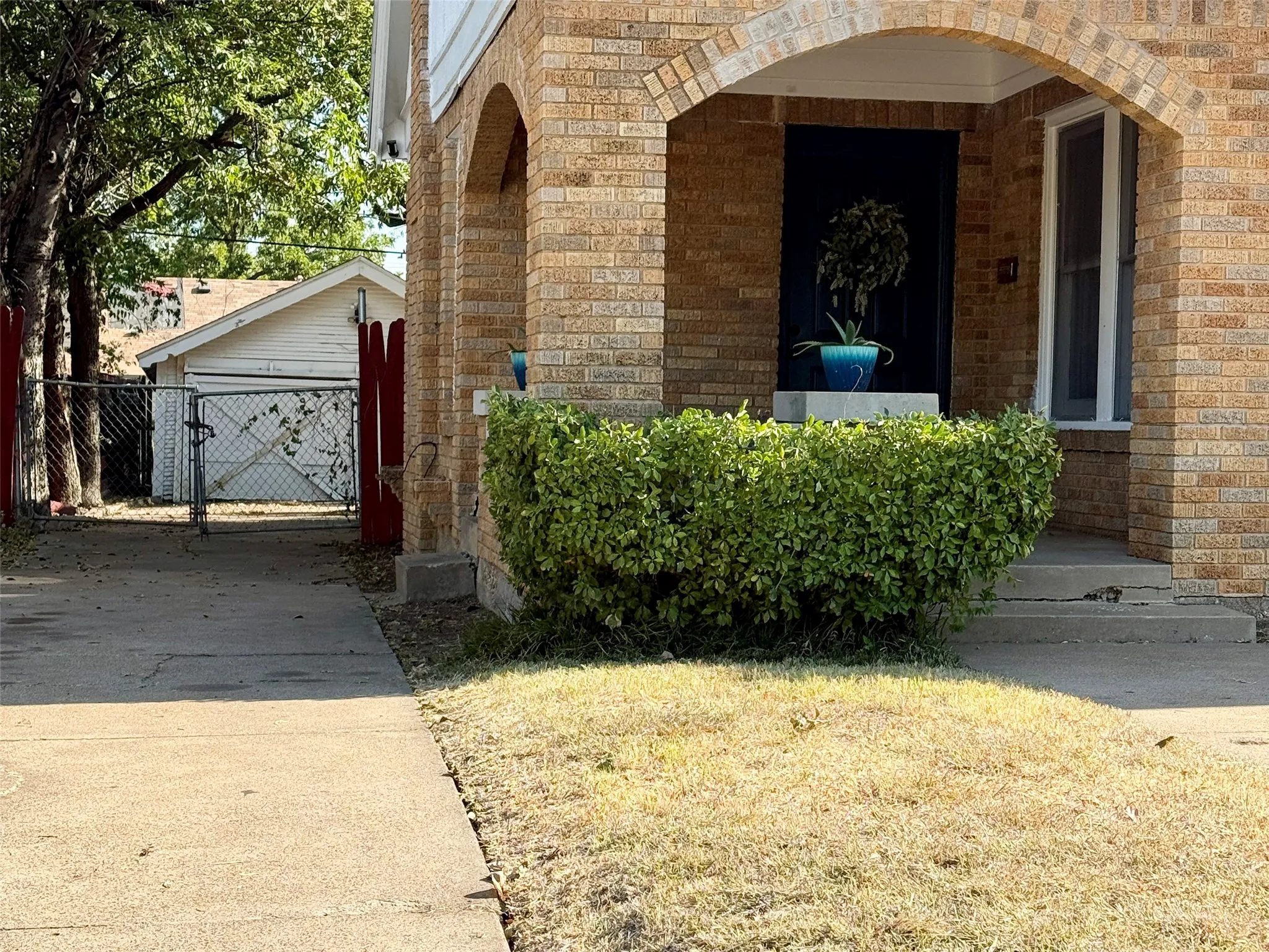 Single Family Residence For Sale in Tarrant County , 944 Marion Avenue, Fort Worth, Texas 76104, 2 Bedroom, 2 Bathroom, 2 Garage spaces, 1,593 Sqft, built in 1928, mls#21364508, Real Estate Agent in Fort Worth, Homes For Sale in Tarrant county, Homes For Sale in Fort Worth, Realtor in Fort Worth Texas, Real Estate Brokerage Independent Realty Texas, Luminita Cordes Realtor