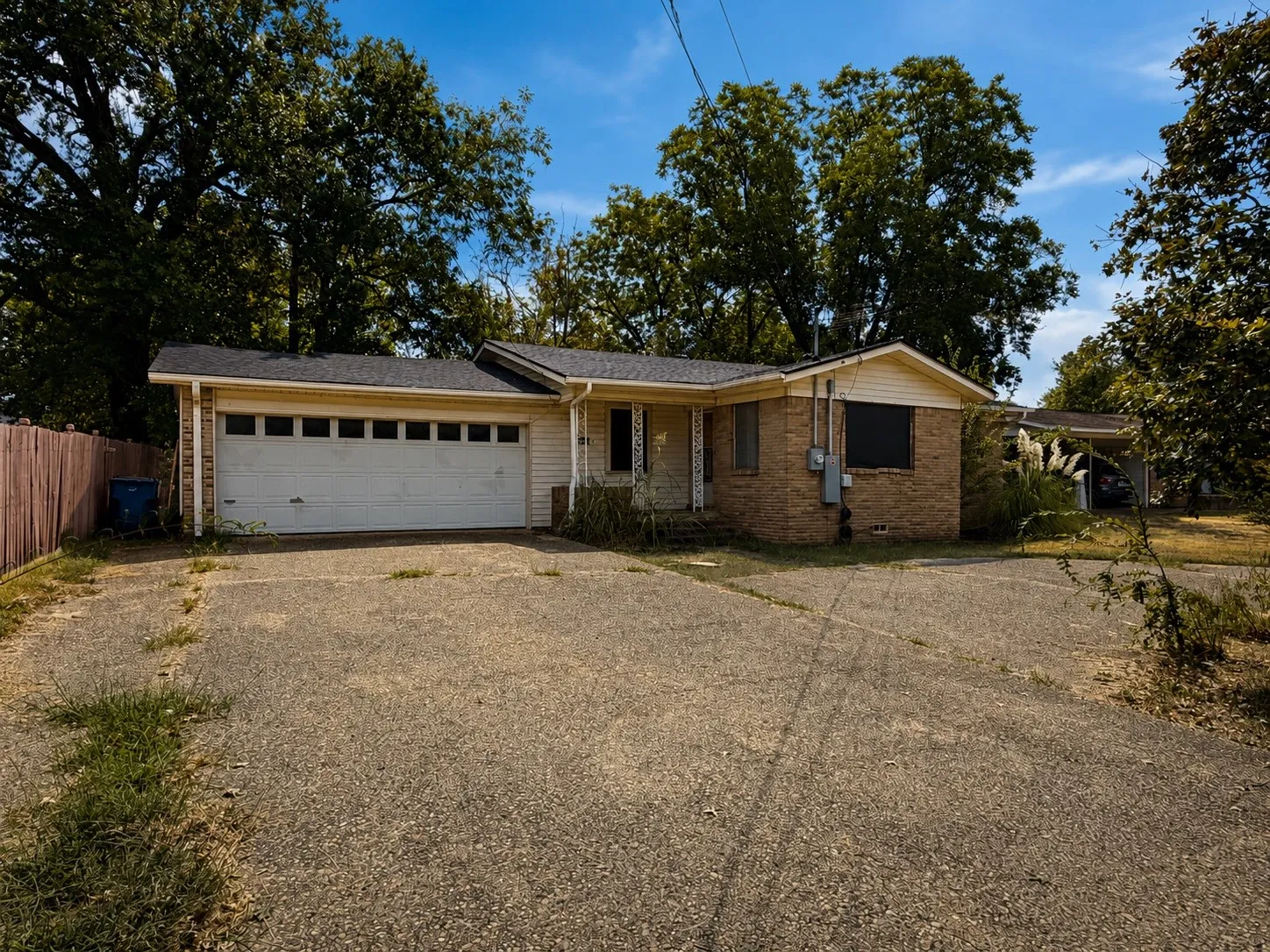 Single Family Residence For Sale in Henderson County , 410 Oak Street, Malakoff, Texas 75148, 3 Bedroom, 1 Bathroom, 2 Garage spaces, 1,145 Sqft, built in 1964, mls#21361708, Real Estate Agent in Malakoff, Homes For Sale in Henderson county, Homes For Sale in Malakoff, Realtor in Malakoff Texas, Real Estate Brokerage Independent Realty Texas, Luminita Cordes Realtor