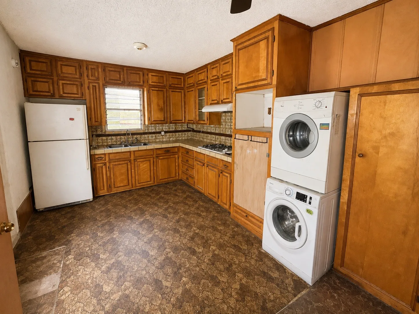 Single Family Residence For Sale in Henderson County , 410 Oak Street, Malakoff, Texas 75148, 3 Bedroom, 1 Bathroom, 2 Garage spaces, 1,145 Sqft, built in 1964, mls#21361708, Real Estate Agent in Malakoff, Homes For Sale in Henderson county, Homes For Sale in Malakoff, Realtor in Malakoff Texas, Real Estate Brokerage Independent Realty Texas, Luminita Cordes Realtor