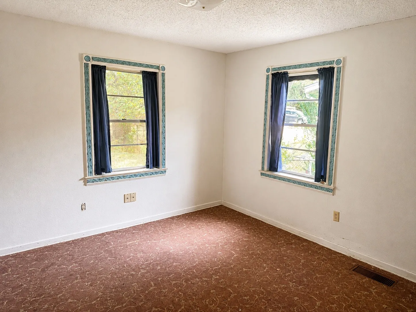 Single Family Residence For Sale in Henderson County , 410 Oak Street, Malakoff, Texas 75148, 3 Bedroom, 1 Bathroom, 2 Garage spaces, 1,145 Sqft, built in 1964, mls#21361708, Real Estate Agent in Malakoff, Homes For Sale in Henderson county, Homes For Sale in Malakoff, Realtor in Malakoff Texas, Real Estate Brokerage Independent Realty Texas, Luminita Cordes Realtor