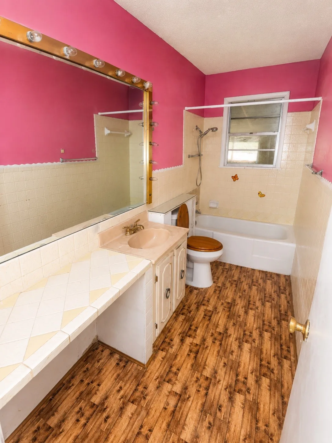 Single Family Residence For Sale in Henderson County , 410 Oak Street, Malakoff, Texas 75148, 3 Bedroom, 1 Bathroom, 2 Garage spaces, 1,145 Sqft, built in 1964, mls#21361708, Real Estate Agent in Malakoff, Homes For Sale in Henderson county, Homes For Sale in Malakoff, Realtor in Malakoff Texas, Real Estate Brokerage Independent Realty Texas, Luminita Cordes Realtor