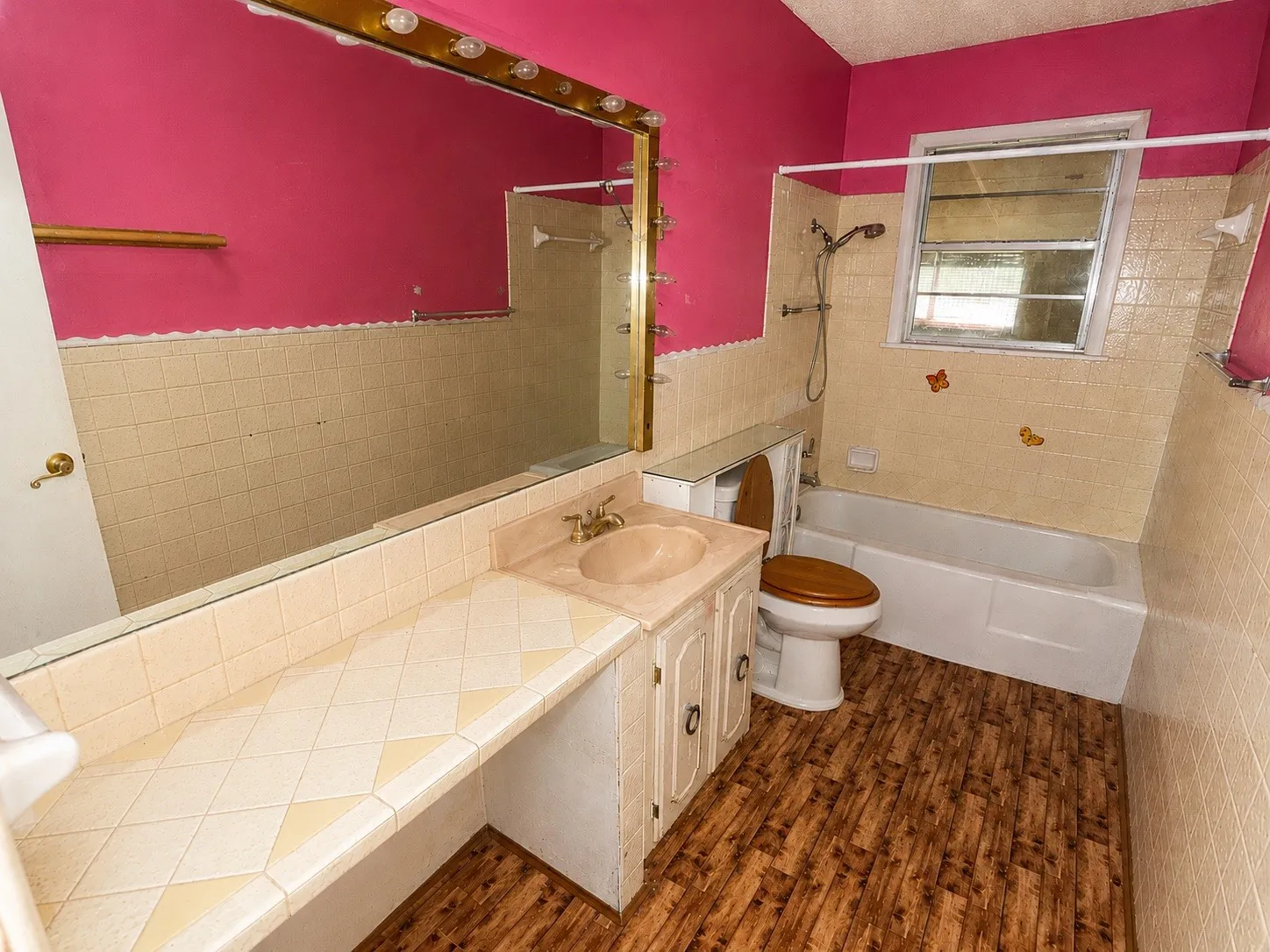 Single Family Residence For Sale in Henderson County , 410 Oak Street, Malakoff, Texas 75148, 3 Bedroom, 1 Bathroom, 2 Garage spaces, 1,145 Sqft, built in 1964, mls#21361708, Real Estate Agent in Malakoff, Homes For Sale in Henderson county, Homes For Sale in Malakoff, Realtor in Malakoff Texas, Real Estate Brokerage Independent Realty Texas, Luminita Cordes Realtor