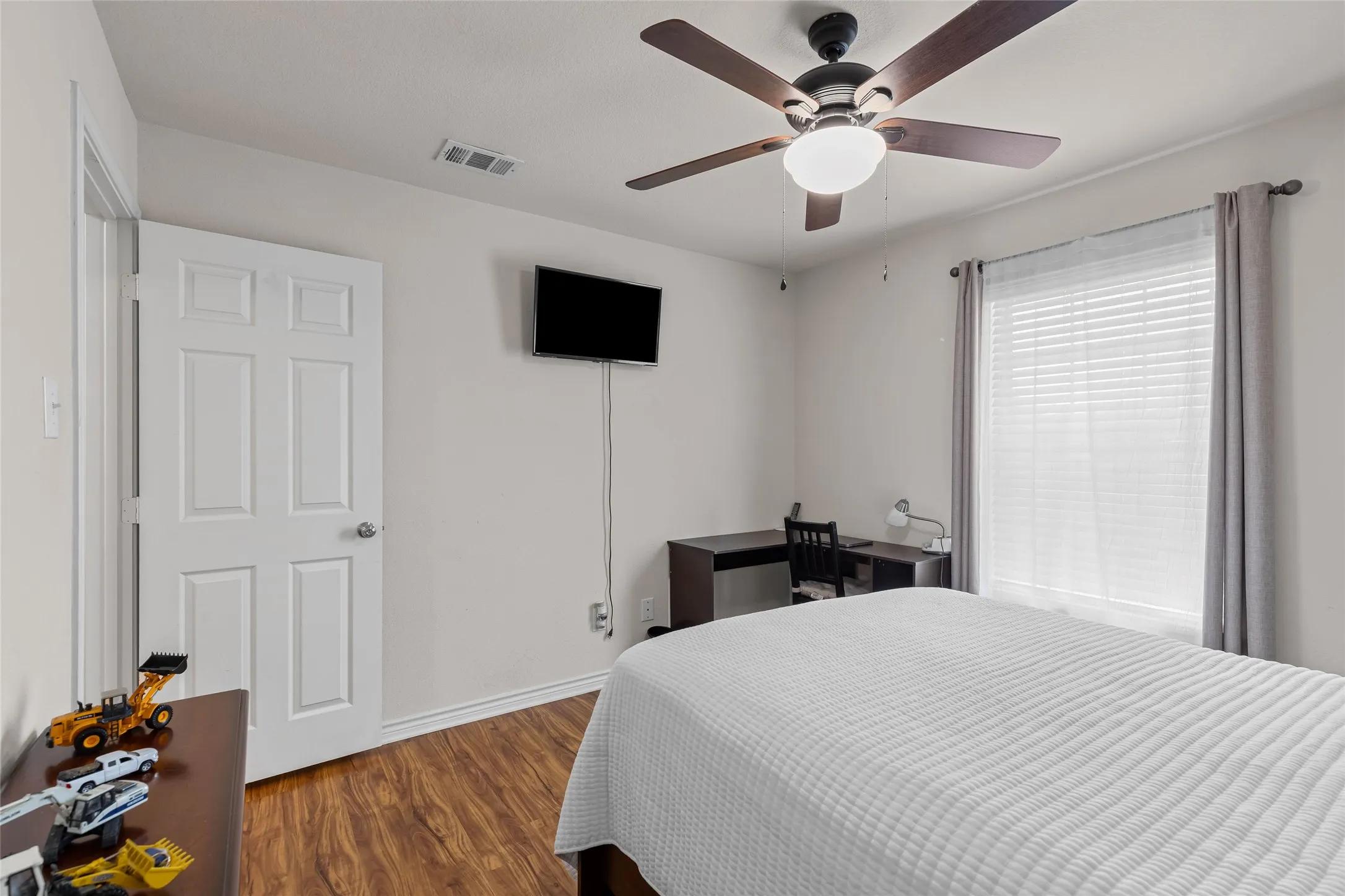 Single Family Residence For Sale in Denton County , 9028 Eastwood Avenue, Cross Roads, Texas 76227, 3 Bedroom, 2 Bathroom, 2 Garage spaces, 1,207 Sqft, built in 2006, mls#21372825, Real Estate Agent in Cross Roads, Homes For Sale in Denton county, Homes For Sale in Cross Roads, Realtor in Cross Roads Texas, Real Estate Brokerage Independent Realty Texas, Luminita Cordes Realtor