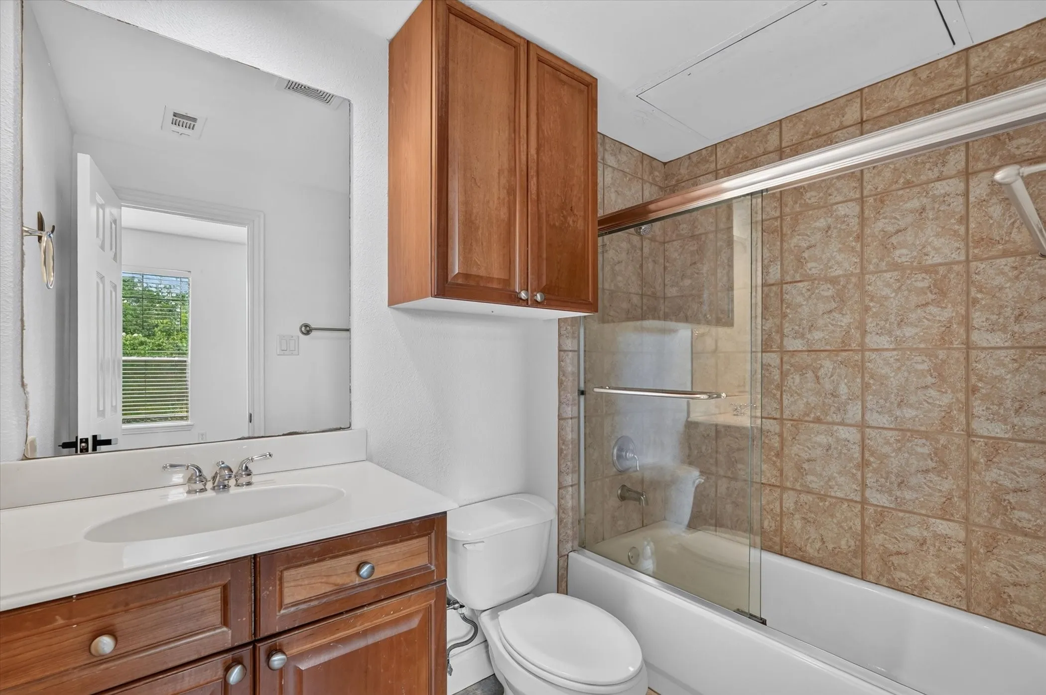 Townhouse For Rent in Dallas County , 4114 Lafayette Street, Dallas, Texas 75204, 3 Bedroom, 4 Bathroom, 2 Garage spaces, 2,070 Sqft, built in 2002, mls#21373021, Real Estate Agent in Dallas, Homes For Rent in Dallas county, Homes For Rent in Dallas, Realtor in Dallas Texas, Real Estate Brokerage Independent Realty Texas, Luminita Cordes Realtor