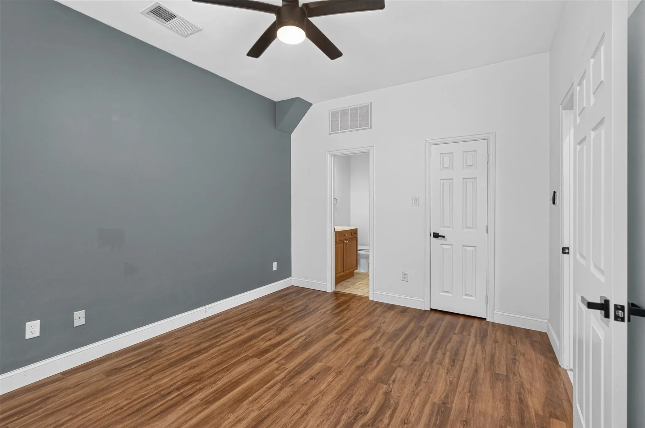 Townhouse For Rent in Dallas County , 4114 Lafayette Street, Dallas, Texas 75204, 3 Bedroom, 4 Bathroom, 2 Garage spaces, 2,070 Sqft, built in 2002, mls#21373021, Real Estate Agent in Dallas, Homes For Rent in Dallas county, Homes For Rent in Dallas, Realtor in Dallas Texas, Real Estate Brokerage Independent Realty Texas, Luminita Cordes Realtor