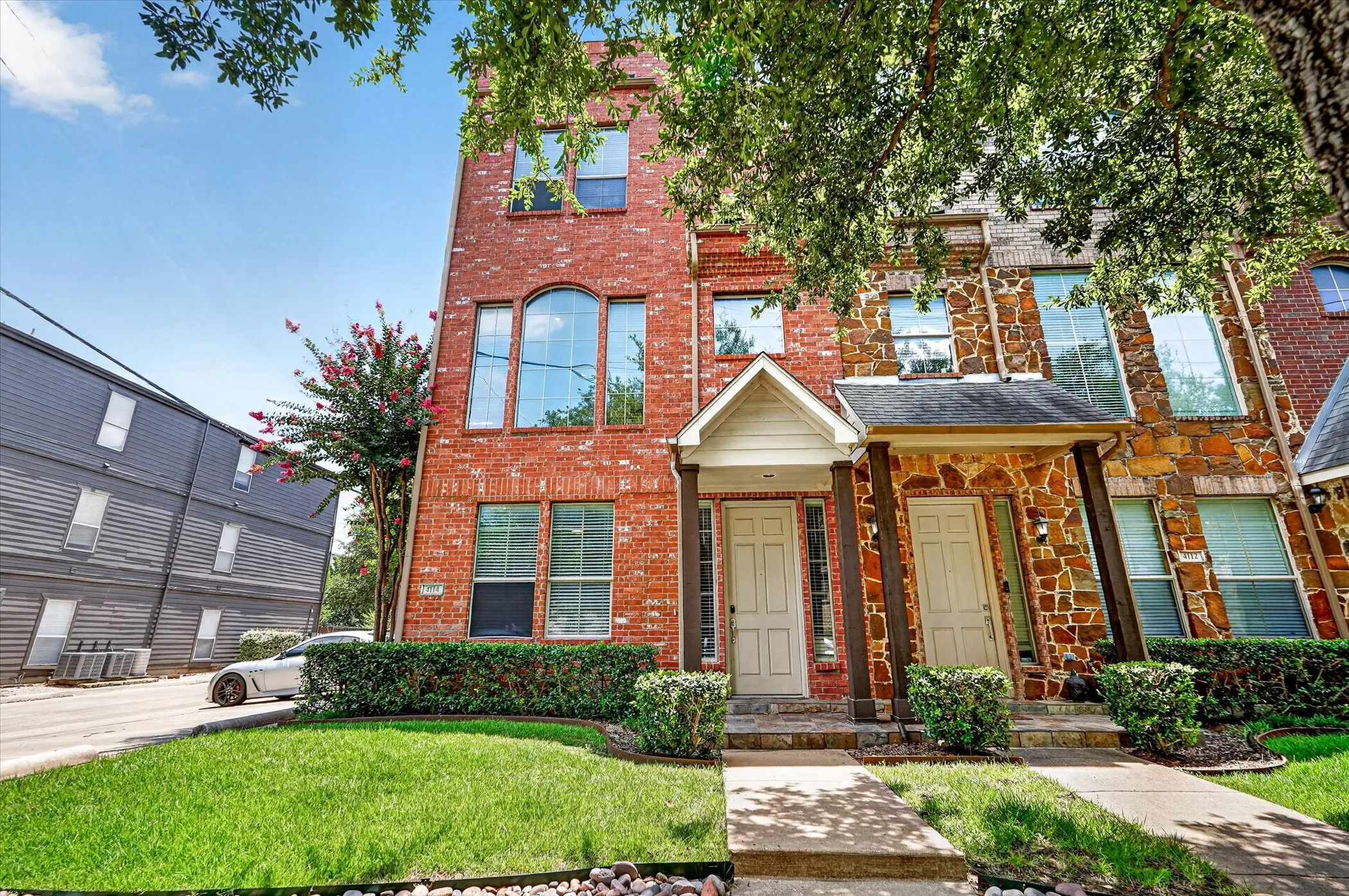 Townhouse For Rent in Dallas County , 4114 Lafayette Street, Dallas, Texas 75204, 3 Bedroom, 4 Bathroom, 2 Garage spaces, 2,070 Sqft, built in 2002, mls#21373021, Real Estate Agent in Dallas, Homes For Rent in Dallas county, Homes For Rent in Dallas, Realtor in Dallas Texas, Real Estate Brokerage Independent Realty Texas, Luminita Cordes Realtor