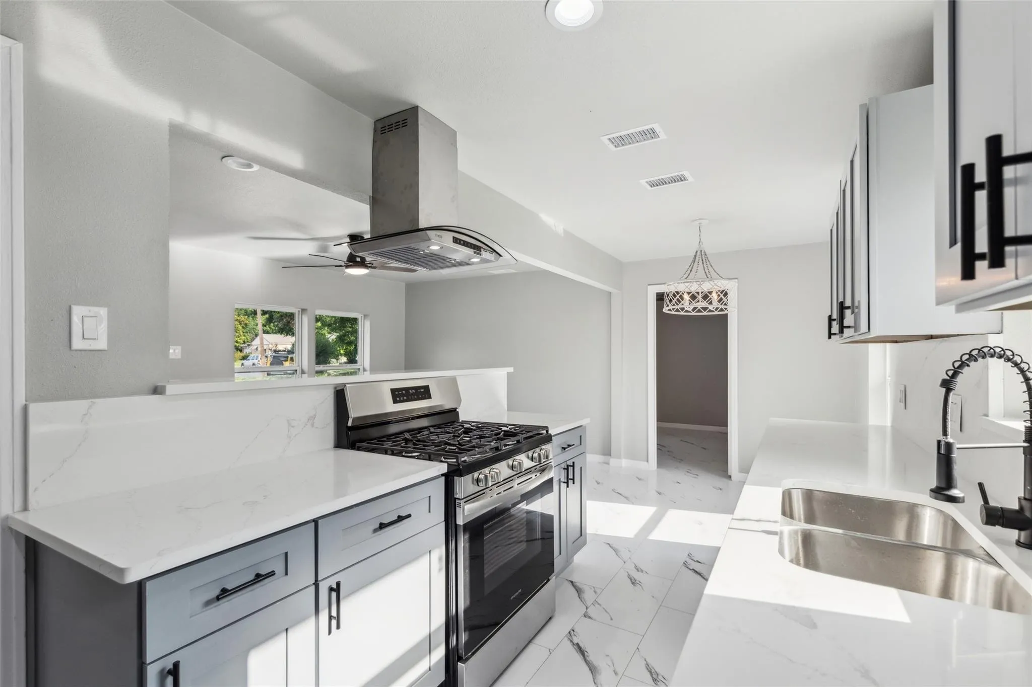 Single Family Residence For Rent in Dallas County , 2504 Avon Drive, Garland, Texas 75041, 3 Bedroom, 2 Bathroom, 1 Garage spaces, 1,092 Sqft, built in 1952, mls#21372958, Real Estate Agent in Garland, Homes For Rent in Dallas county, Homes For Rent in Garland, Realtor in Garland Texas, Real Estate Brokerage Independent Realty Texas, Luminita Cordes Realtor