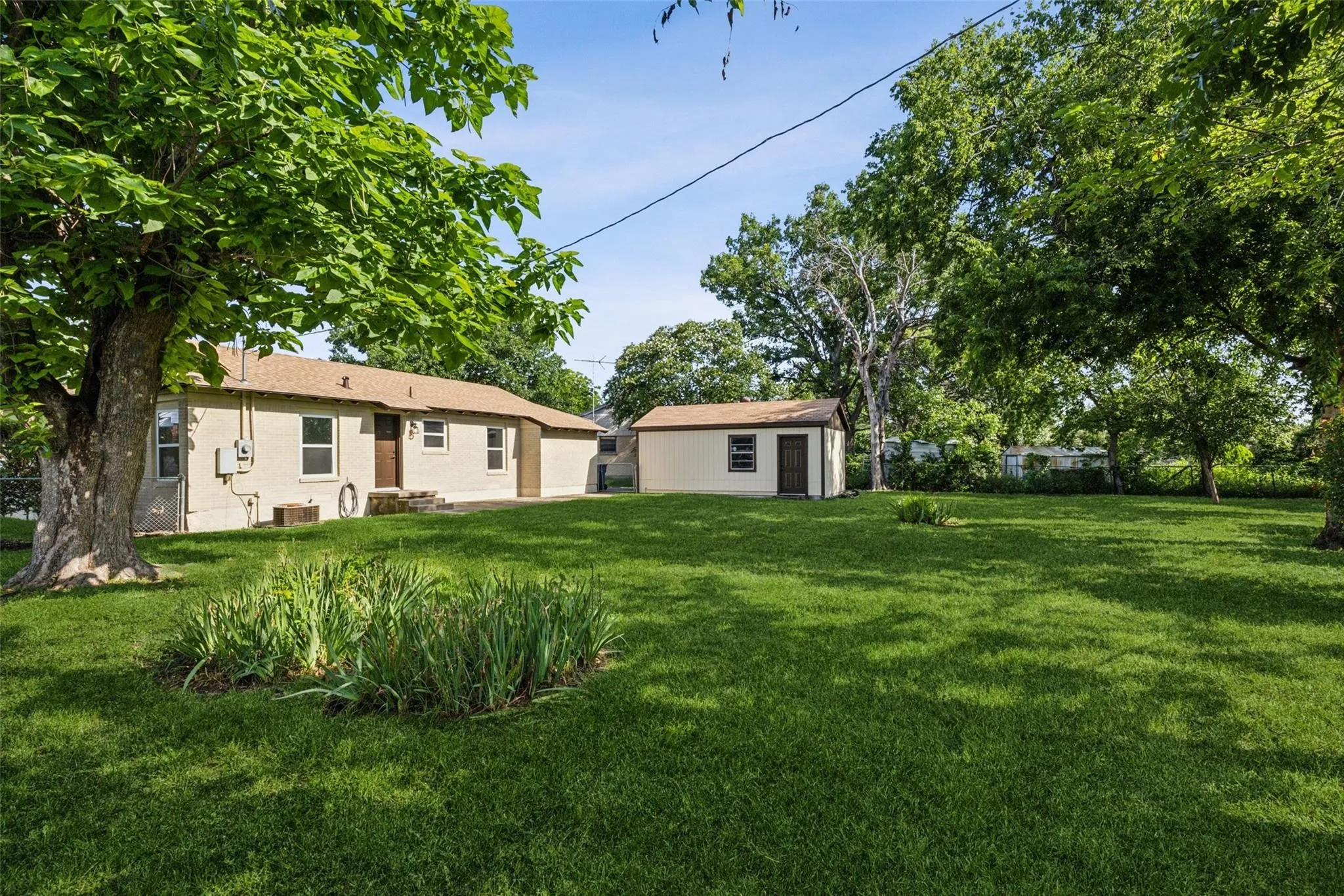 Single Family Residence For Rent in Dallas County , 2504 Avon Drive, Garland, Texas 75041, 3 Bedroom, 2 Bathroom, 1 Garage spaces, 1,092 Sqft, built in 1952, mls#21372958, Real Estate Agent in Garland, Homes For Rent in Dallas county, Homes For Rent in Garland, Realtor in Garland Texas, Real Estate Brokerage Independent Realty Texas, Luminita Cordes Realtor