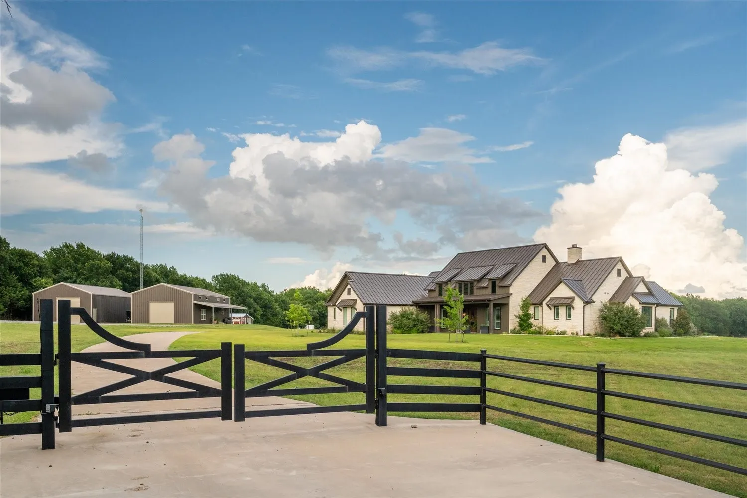 Farm For Sale in Fannin County , 1284 COUNTY ROAD 4940, Leonard, Texas 75452, 4 Bedroom, 5 Bathroom, 3 Garage spaces, 4,605 Sqft, built in 2022, mls#21373022, Real Estate Agent in Leonard, Homes For Sale in Fannin county, Homes For Sale in Leonard, Realtor in Leonard Texas, Real Estate Brokerage Independent Realty Texas, Luminita Cordes Realtor