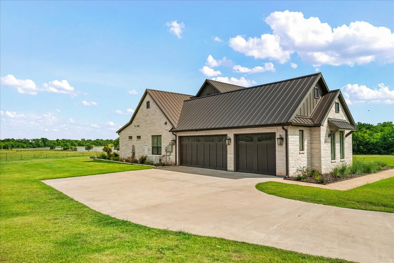 Farm For Sale in Fannin County , 1284 COUNTY ROAD 4940, Leonard, Texas 75452, 4 Bedroom, 5 Bathroom, 3 Garage spaces, 4,605 Sqft, built in 2022, mls#21373022, Real Estate Agent in Leonard, Homes For Sale in Fannin county, Homes For Sale in Leonard, Realtor in Leonard Texas, Real Estate Brokerage Independent Realty Texas, Luminita Cordes Realtor