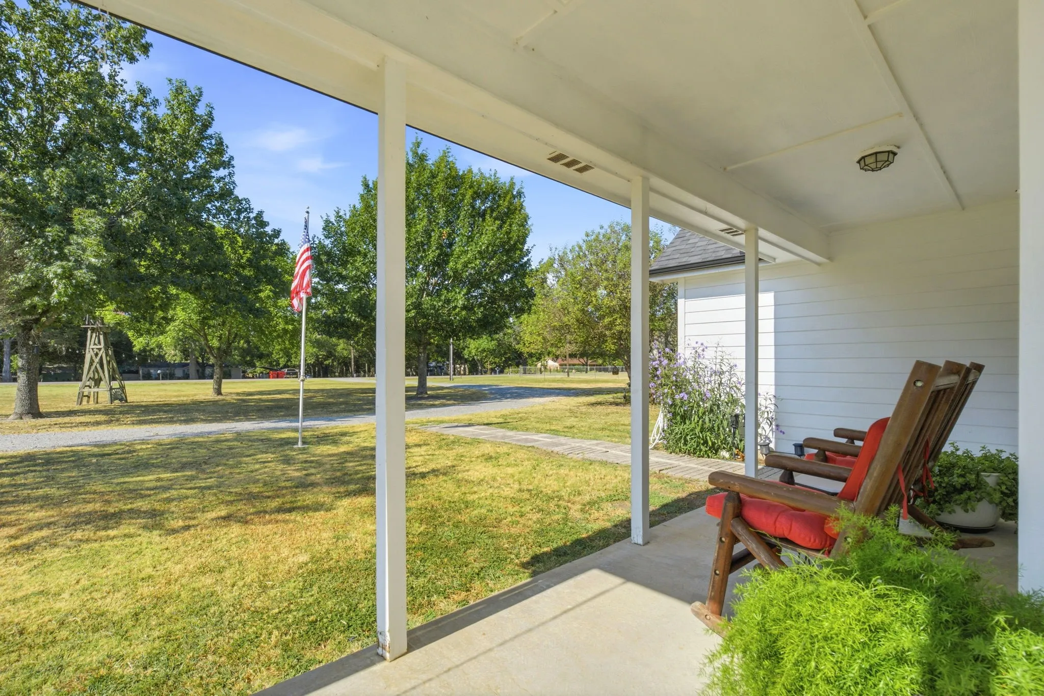 Adorable front patio that wraps around the corner