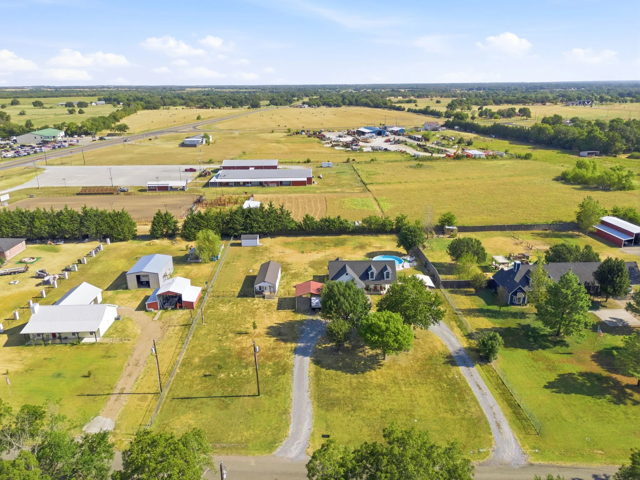Single Family Residence For Sale in Fannin County , 355 County Road 4225, Bonham, Texas 75418, 3 Bedroom, 2 Bathroom, Garage spaces, 1,617 Sqft, built in 2000, mls#21371740, Real Estate Agent in Bonham, Homes For Sale in Fannin county, Homes For Sale in Bonham, Realtor in Bonham Texas, Real Estate Brokerage Independent Realty Texas, Luminita Cordes Realtor