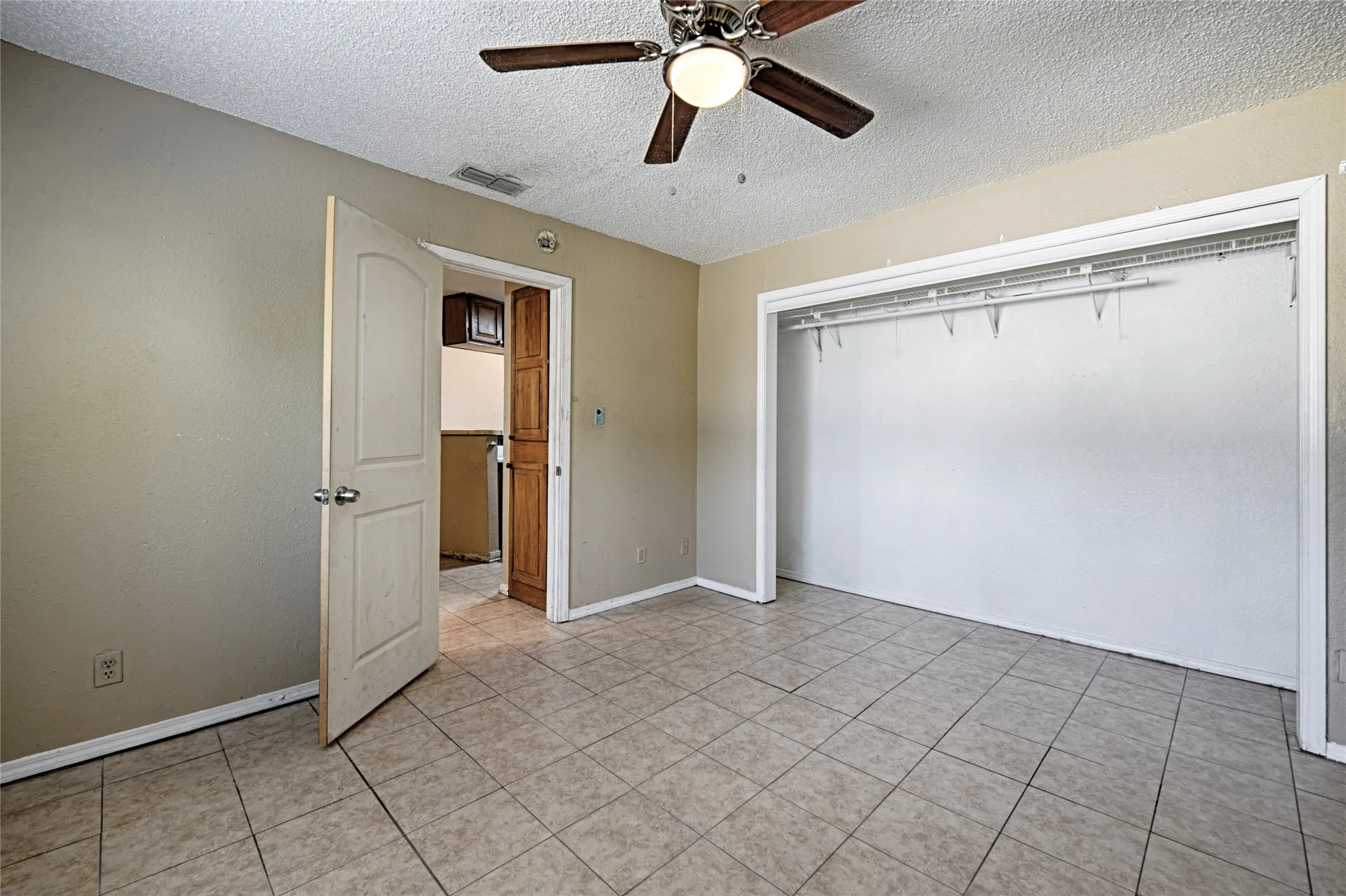 Condominium For Rent in Dallas County , 13219 Emily Road 4201D, Dallas, Texas 75240, 1 Bedroom, 1 Bathroom, 1 Garage spaces, 667 Sqft, built in 1982, mls#21372649, Real Estate Agent in Dallas, Homes For Rent in Dallas county, Homes For Rent in Dallas, Realtor in Dallas Texas, Real Estate Brokerage Independent Realty Texas, Luminita Cordes Realtor