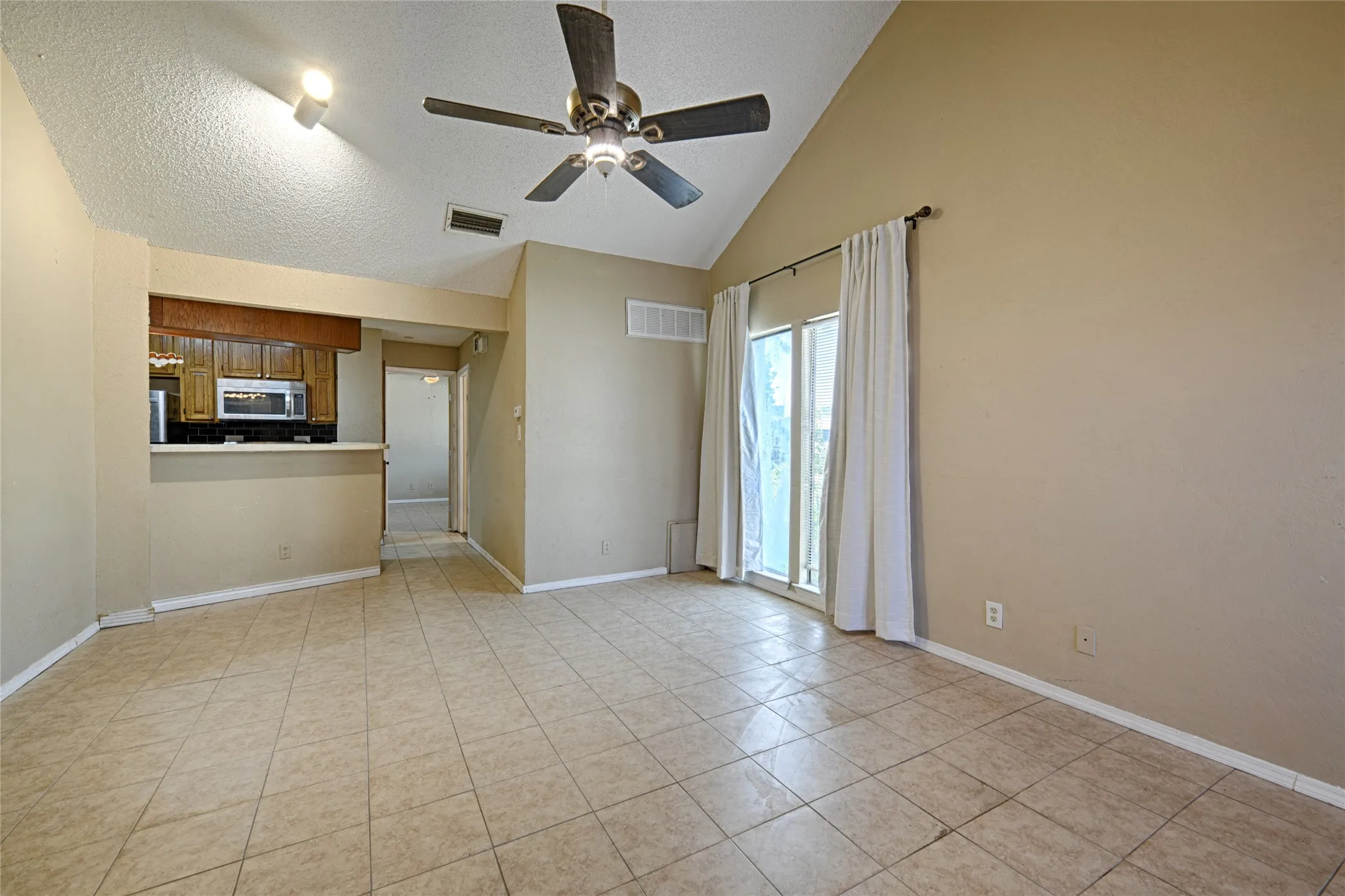 Condominium For Rent in Dallas County , 13219 Emily Road 4201D, Dallas, Texas 75240, 1 Bedroom, 1 Bathroom, 1 Garage spaces, 667 Sqft, built in 1982, mls#21372649, Real Estate Agent in Dallas, Homes For Rent in Dallas county, Homes For Rent in Dallas, Realtor in Dallas Texas, Real Estate Brokerage Independent Realty Texas, Luminita Cordes Realtor
