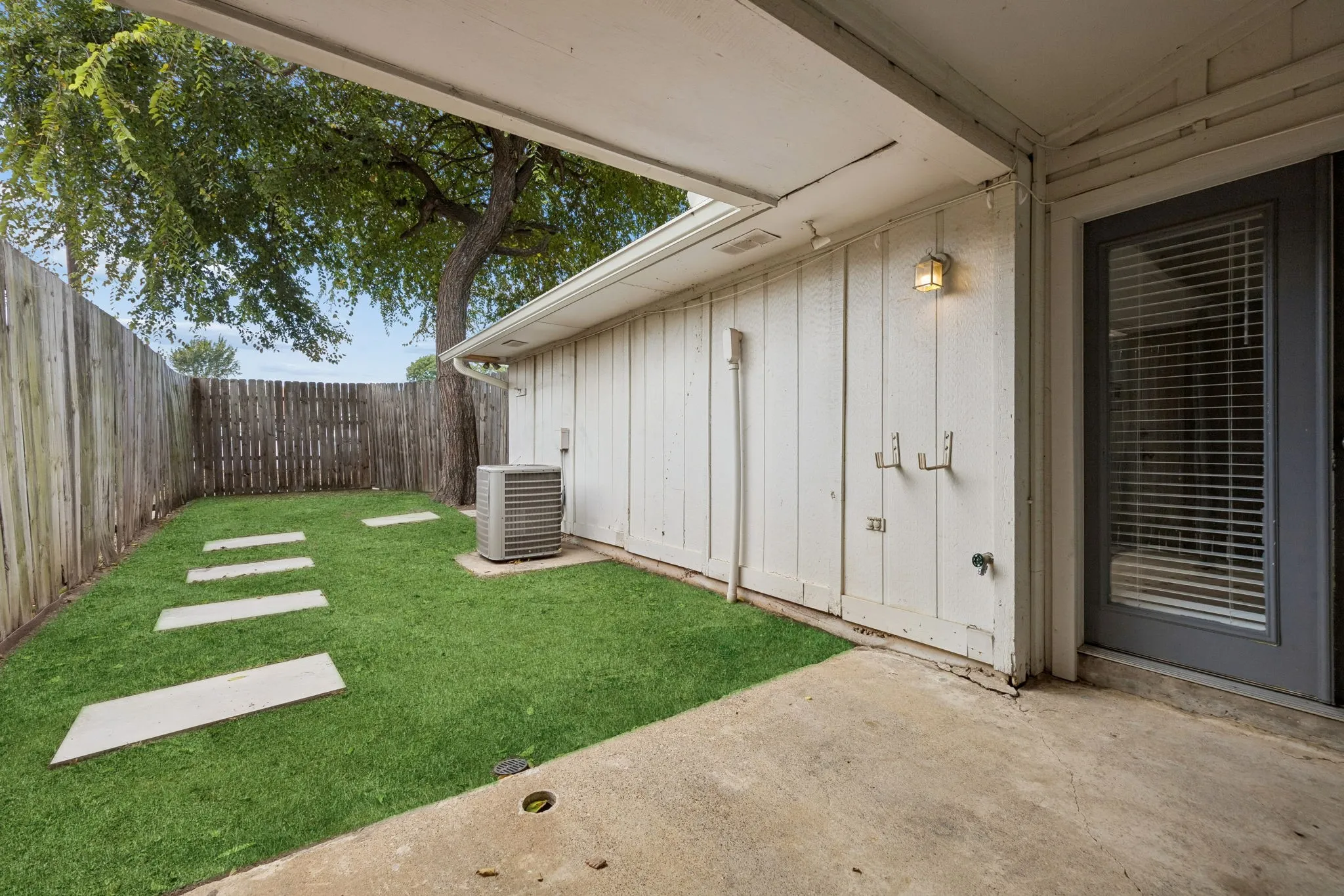 Single Family Residence For Sale in Dallas County , 12333 Ferris Creek Lane, Dallas, Texas 75243, 3 Bedroom, 2 Bathroom, 2 Garage spaces, 1,895 Sqft, built in 1978, mls#21372602, Real Estate Agent in Dallas, Homes For Sale in Dallas county, Homes For Sale in Dallas, Realtor in Dallas Texas, Real Estate Brokerage Independent Realty Texas, Luminita Cordes Realtor