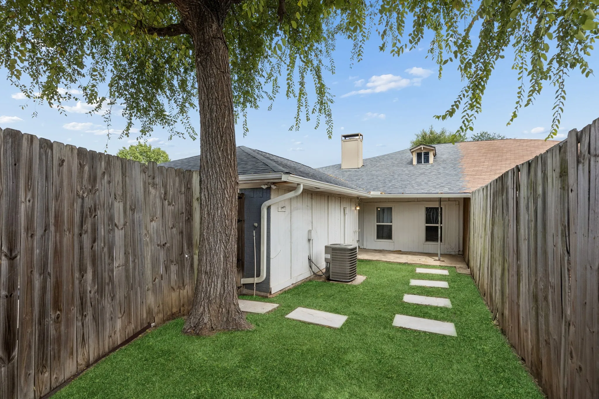 Single Family Residence For Sale in Dallas County , 12333 Ferris Creek Lane, Dallas, Texas 75243, 3 Bedroom, 2 Bathroom, 2 Garage spaces, 1,895 Sqft, built in 1978, mls#21372602, Real Estate Agent in Dallas, Homes For Sale in Dallas county, Homes For Sale in Dallas, Realtor in Dallas Texas, Real Estate Brokerage Independent Realty Texas, Luminita Cordes Realtor
