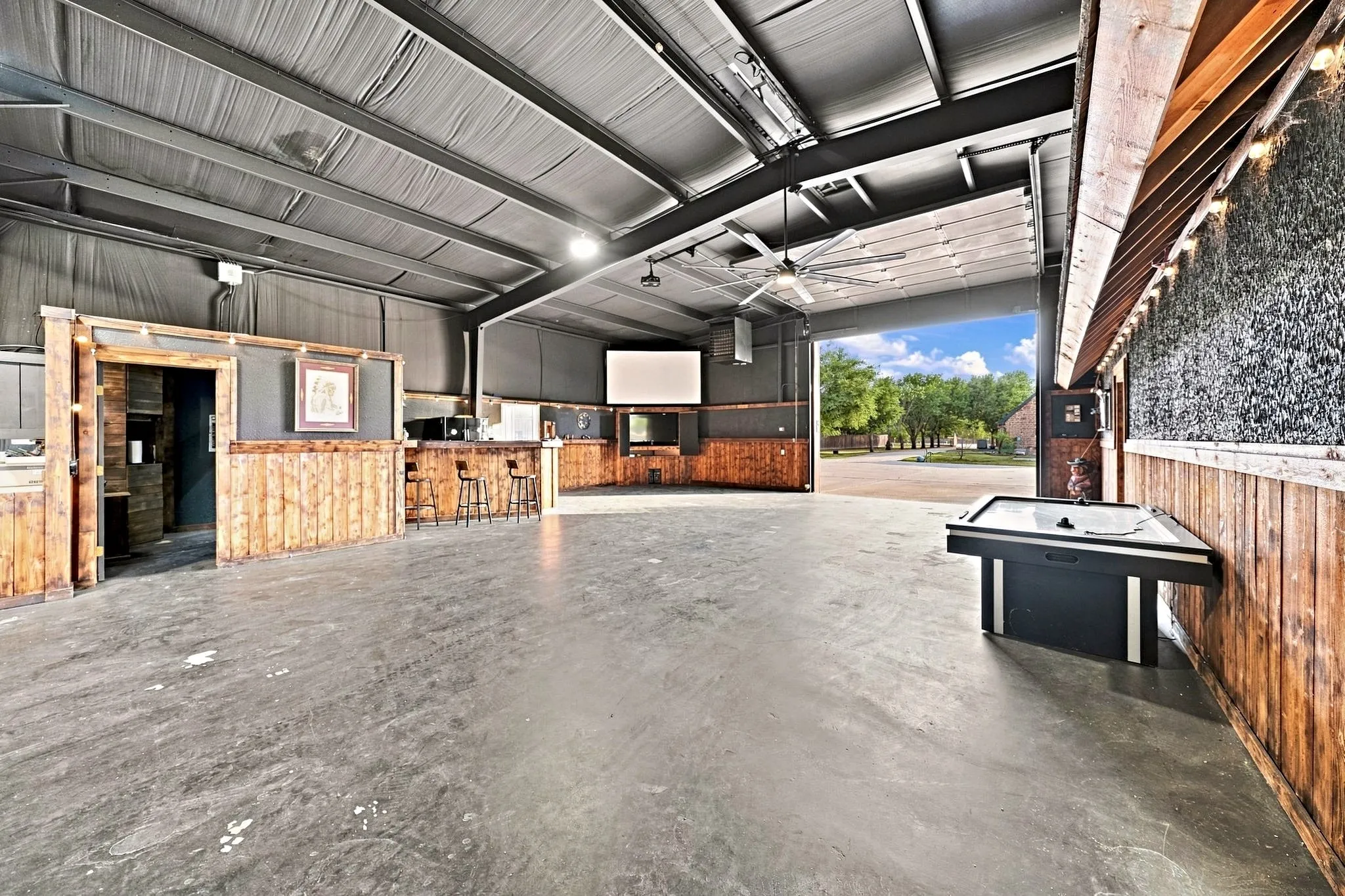 Single Family Residence For Sale in Hunt County , 8129 County Road 2419, Royse City, Texas 75189, 5 Bedroom, 5 Bathroom, 2 Garage spaces, 5,992 Sqft, built in 1998, mls#21372987, Real Estate Agent in Royse City, Homes For Sale in Hunt county, Homes For Sale in Royse City, Realtor in Royse City Texas, Real Estate Brokerage Independent Realty Texas, Luminita Cordes Realtor