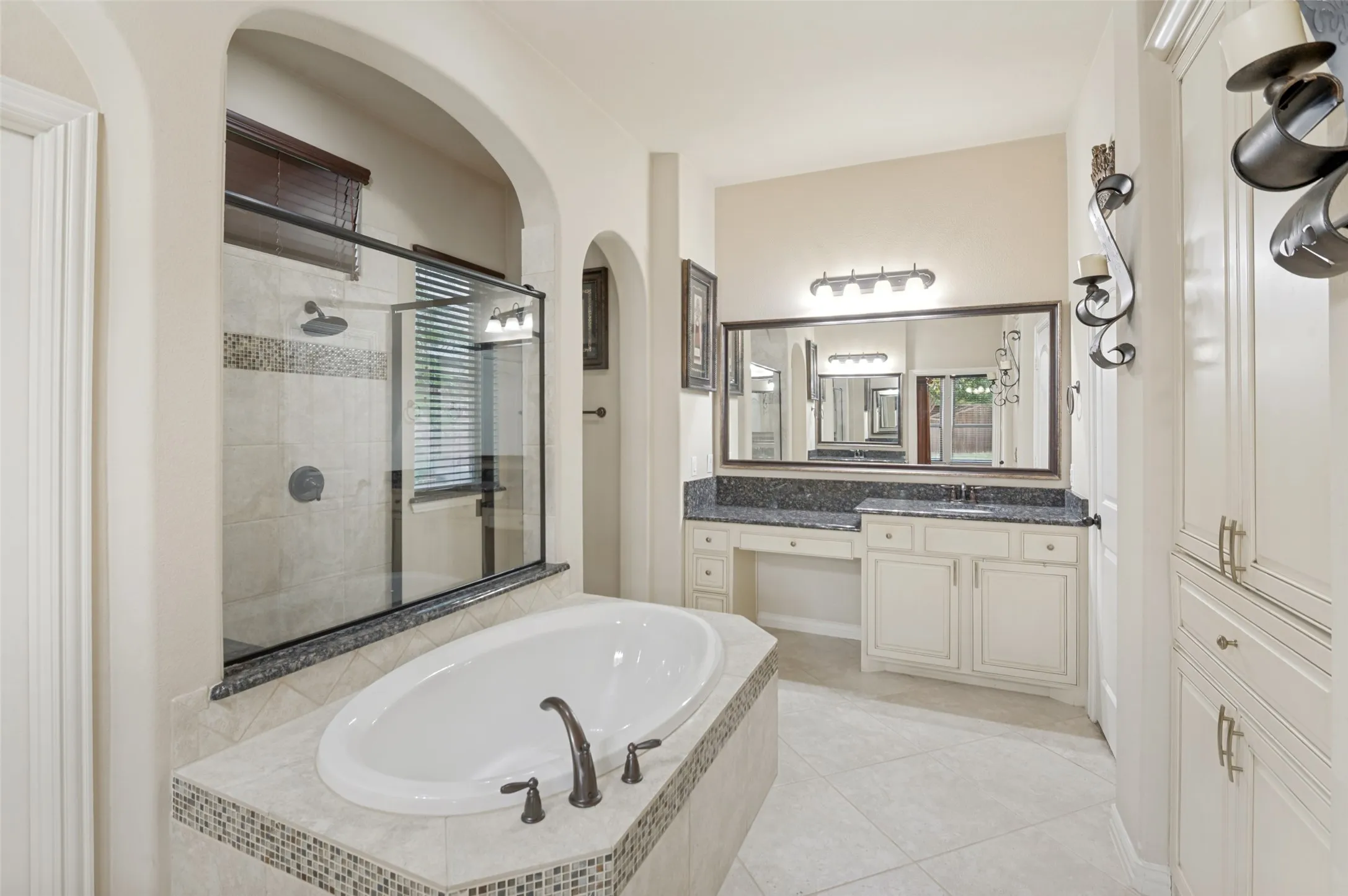 Single Family Residence For Sale in Denton County , 6701 Edwards Road, Denton, Texas 76208, 5 Bedroom, 4 Bathroom, 3 Garage spaces, 3,976 Sqft, built in 2014, mls#21373039, Real Estate Agent in Denton, Homes For Sale in Denton county, Homes For Sale in Denton, Realtor in Denton Texas, Real Estate Brokerage Independent Realty Texas, Luminita Cordes Realtor