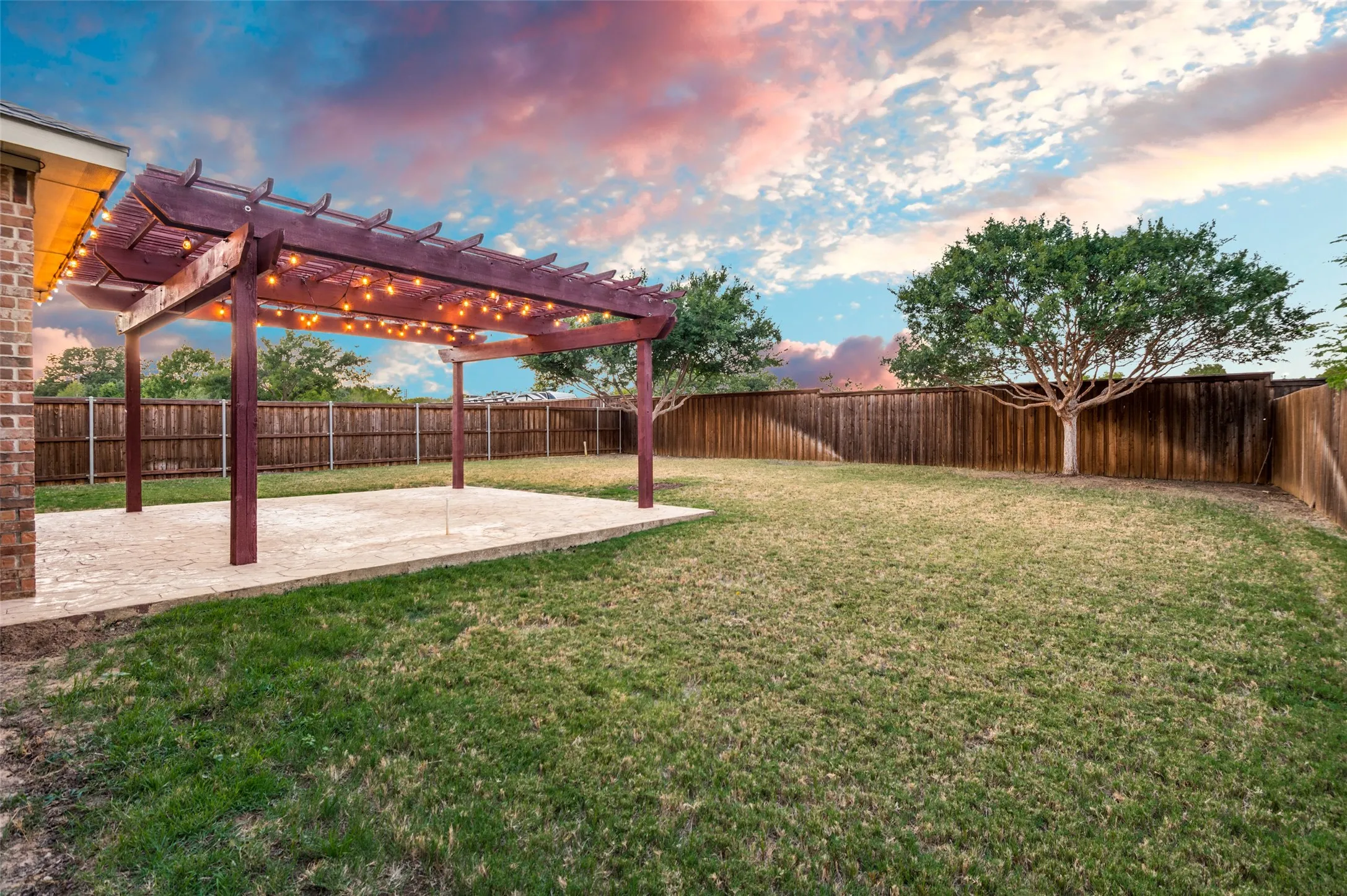 Single Family Residence For Sale in Denton County , 6701 Edwards Road, Denton, Texas 76208, 5 Bedroom, 4 Bathroom, 3 Garage spaces, 3,976 Sqft, built in 2014, mls#21373039, Real Estate Agent in Denton, Homes For Sale in Denton county, Homes For Sale in Denton, Realtor in Denton Texas, Real Estate Brokerage Independent Realty Texas, Luminita Cordes Realtor