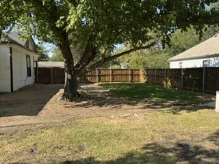 Single Family Residence For Sale in Grayson County , 115 W Spruce Street, Whitewright, Texas 75491, 3 Bedroom, 3 Bathroom, Garage spaces, 1,722 Sqft, built in 1935, mls#21372832, Real Estate Agent in Whitewright, Homes For Sale in Grayson county, Homes For Sale in Whitewright, Realtor in Whitewright Texas, Real Estate Brokerage Independent Realty Texas, Luminita Cordes Realtor