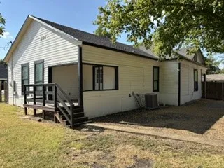 Single Family Residence For Sale in Grayson County , 115 W Spruce Street, Whitewright, Texas 75491, 3 Bedroom, 3 Bathroom, Garage spaces, 1,722 Sqft, built in 1935, mls#21372832, Real Estate Agent in Whitewright, Homes For Sale in Grayson county, Homes For Sale in Whitewright, Realtor in Whitewright Texas, Real Estate Brokerage Independent Realty Texas, Luminita Cordes Realtor