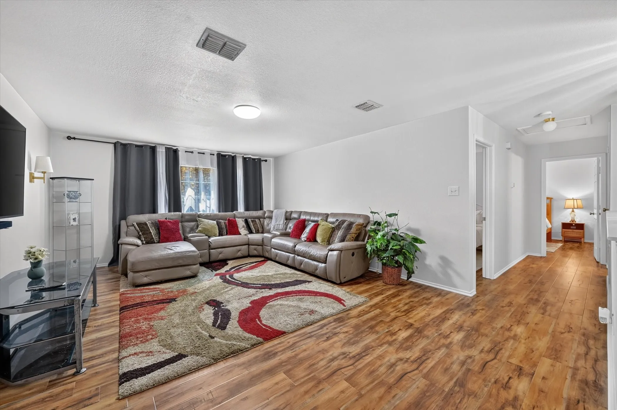 Single Family Residence For Sale in Collin County , 5332 Comanche Wells Drive, Mc Kinney, Texas 75071, 3 Bedroom, 3 Bathroom, 2 Garage spaces, 2,281 Sqft, built in 2004, mls#21373035, Real Estate Agent in Mc Kinney, Homes For Sale in Collin county, Homes For Sale in Mc Kinney, Realtor in Mc Kinney Texas, Real Estate Brokerage Independent Realty Texas, Luminita Cordes Realtor