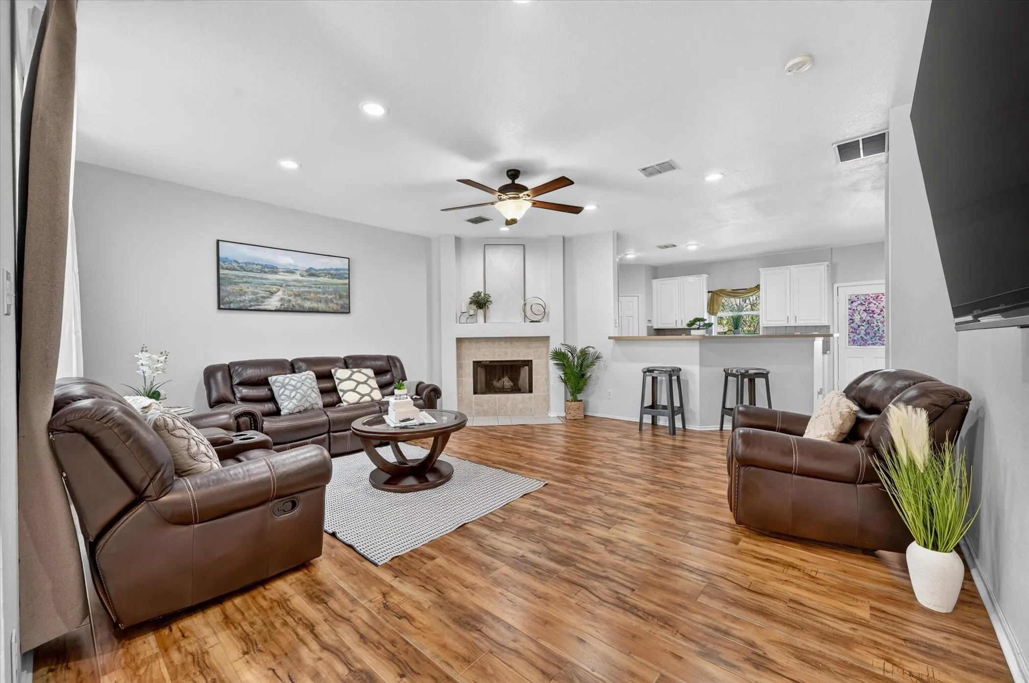 Single Family Residence For Sale in Collin County , 5332 Comanche Wells Drive, Mc Kinney, Texas 75071, 3 Bedroom, 3 Bathroom, 2 Garage spaces, 2,281 Sqft, built in 2004, mls#21373035, Real Estate Agent in Mc Kinney, Homes For Sale in Collin county, Homes For Sale in Mc Kinney, Realtor in Mc Kinney Texas, Real Estate Brokerage Independent Realty Texas, Luminita Cordes Realtor
