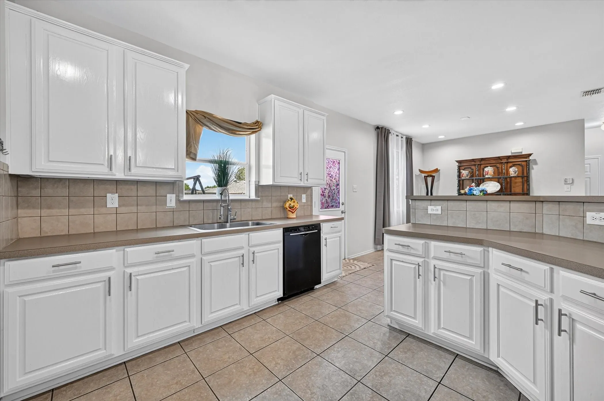 Single Family Residence For Sale in Collin County , 5332 Comanche Wells Drive, Mc Kinney, Texas 75071, 3 Bedroom, 3 Bathroom, 2 Garage spaces, 2,281 Sqft, built in 2004, mls#21373035, Real Estate Agent in Mc Kinney, Homes For Sale in Collin county, Homes For Sale in Mc Kinney, Realtor in Mc Kinney Texas, Real Estate Brokerage Independent Realty Texas, Luminita Cordes Realtor