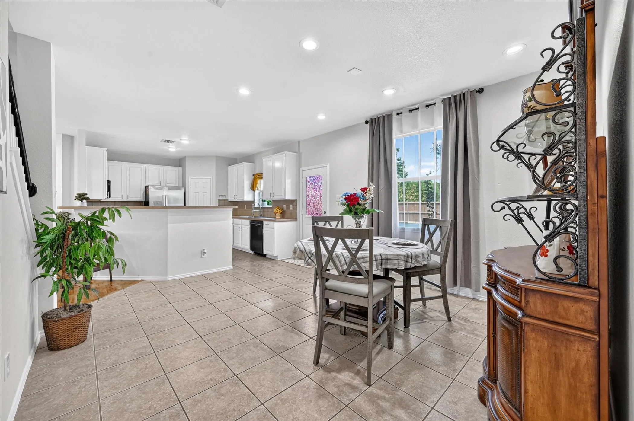Single Family Residence For Sale in Collin County , 5332 Comanche Wells Drive, Mc Kinney, Texas 75071, 3 Bedroom, 3 Bathroom, 2 Garage spaces, 2,281 Sqft, built in 2004, mls#21373035, Real Estate Agent in Mc Kinney, Homes For Sale in Collin county, Homes For Sale in Mc Kinney, Realtor in Mc Kinney Texas, Real Estate Brokerage Independent Realty Texas, Luminita Cordes Realtor