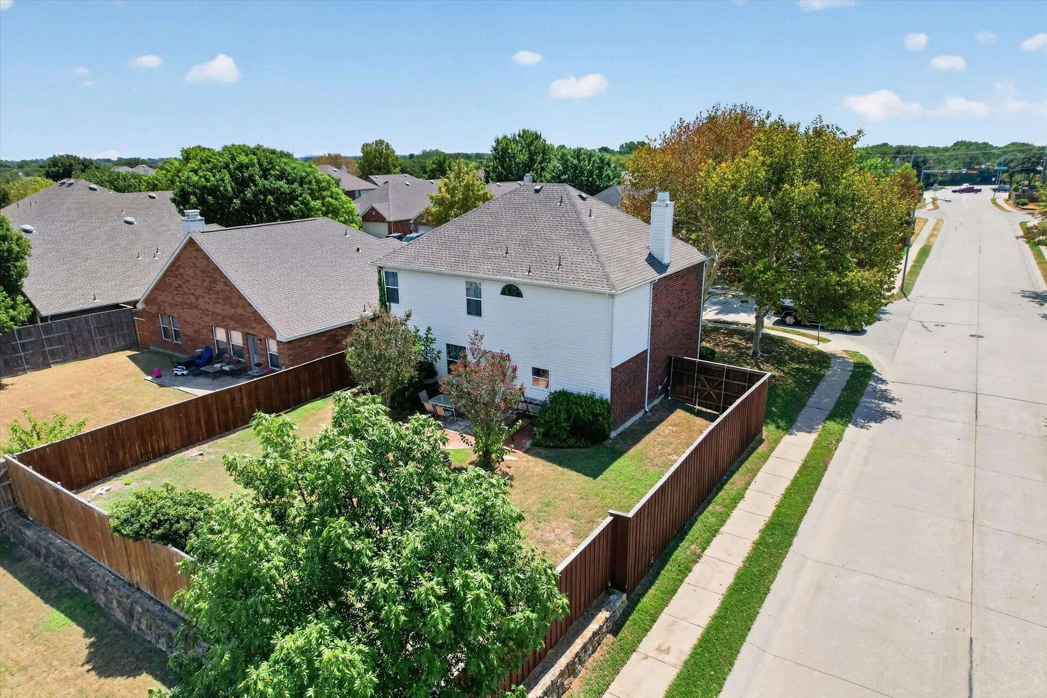 Single Family Residence For Sale in Collin County , 5332 Comanche Wells Drive, Mc Kinney, Texas 75071, 3 Bedroom, 3 Bathroom, 2 Garage spaces, 2,281 Sqft, built in 2004, mls#21373035, Real Estate Agent in Mc Kinney, Homes For Sale in Collin county, Homes For Sale in Mc Kinney, Realtor in Mc Kinney Texas, Real Estate Brokerage Independent Realty Texas, Luminita Cordes Realtor