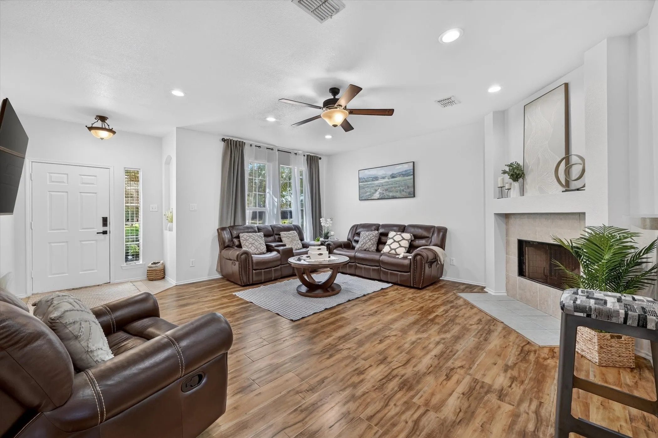 Single Family Residence For Sale in Collin County , 5332 Comanche Wells Drive, Mc Kinney, Texas 75071, 3 Bedroom, 3 Bathroom, 2 Garage spaces, 2,281 Sqft, built in 2004, mls#21373035, Real Estate Agent in Mc Kinney, Homes For Sale in Collin county, Homes For Sale in Mc Kinney, Realtor in Mc Kinney Texas, Real Estate Brokerage Independent Realty Texas, Luminita Cordes Realtor