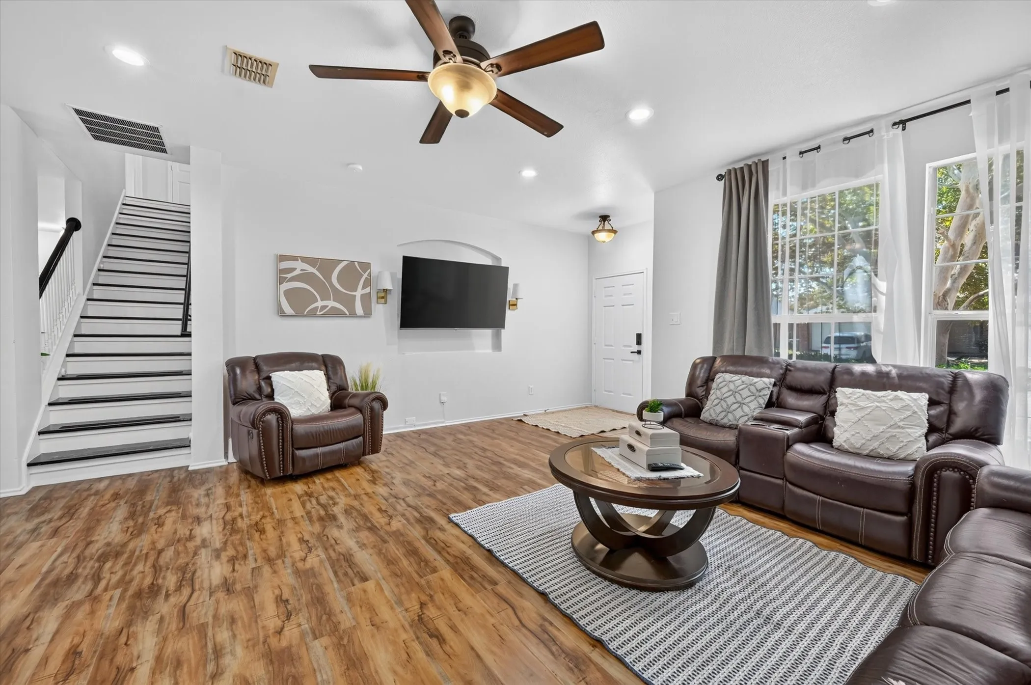 Single Family Residence For Sale in Collin County , 5332 Comanche Wells Drive, Mc Kinney, Texas 75071, 3 Bedroom, 3 Bathroom, 2 Garage spaces, 2,281 Sqft, built in 2004, mls#21373035, Real Estate Agent in Mc Kinney, Homes For Sale in Collin county, Homes For Sale in Mc Kinney, Realtor in Mc Kinney Texas, Real Estate Brokerage Independent Realty Texas, Luminita Cordes Realtor