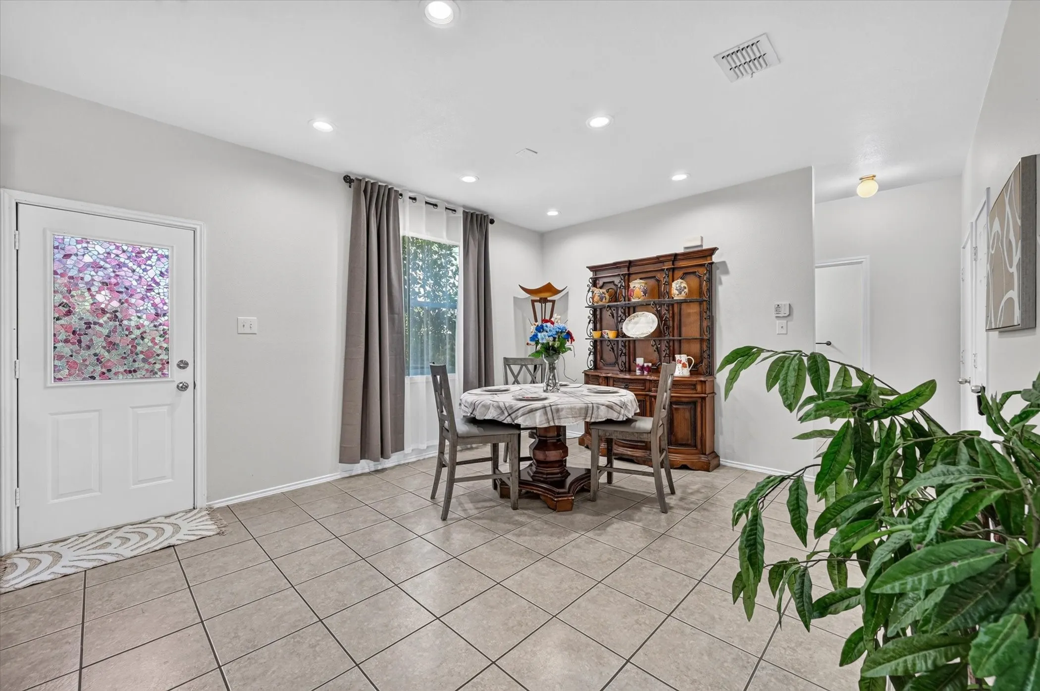 Single Family Residence For Sale in Collin County , 5332 Comanche Wells Drive, Mc Kinney, Texas 75071, 3 Bedroom, 3 Bathroom, 2 Garage spaces, 2,281 Sqft, built in 2004, mls#21373035, Real Estate Agent in Mc Kinney, Homes For Sale in Collin county, Homes For Sale in Mc Kinney, Realtor in Mc Kinney Texas, Real Estate Brokerage Independent Realty Texas, Luminita Cordes Realtor