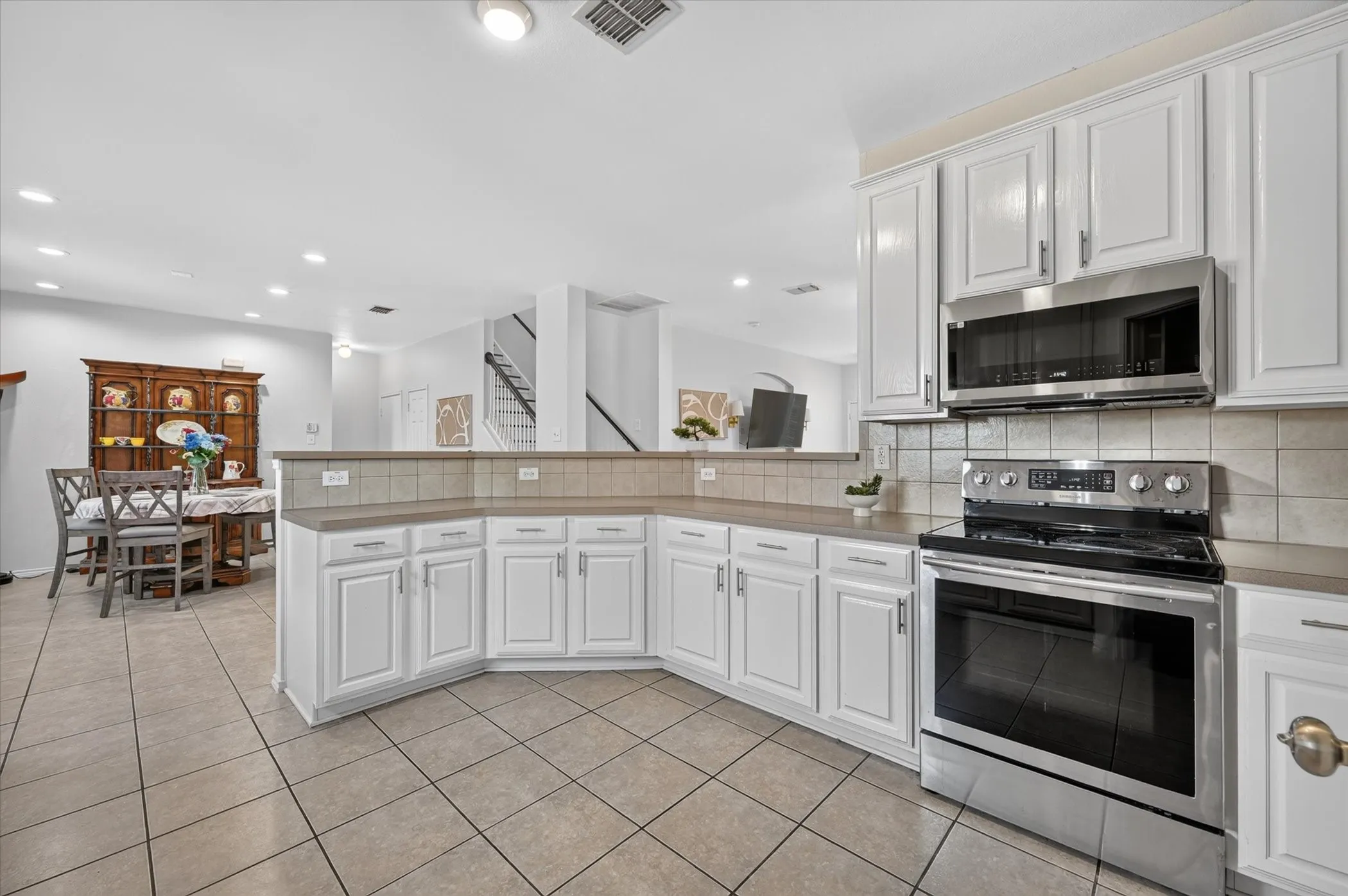 Single Family Residence For Sale in Collin County , 5332 Comanche Wells Drive, Mc Kinney, Texas 75071, 3 Bedroom, 3 Bathroom, 2 Garage spaces, 2,281 Sqft, built in 2004, mls#21373035, Real Estate Agent in Mc Kinney, Homes For Sale in Collin county, Homes For Sale in Mc Kinney, Realtor in Mc Kinney Texas, Real Estate Brokerage Independent Realty Texas, Luminita Cordes Realtor