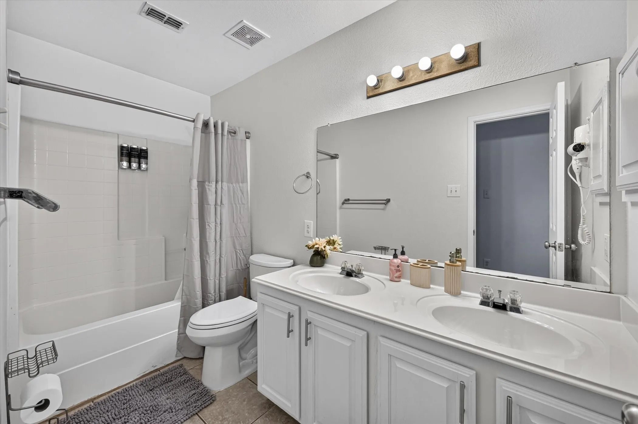 Single Family Residence For Sale in Collin County , 5332 Comanche Wells Drive, Mc Kinney, Texas 75071, 3 Bedroom, 3 Bathroom, 2 Garage spaces, 2,281 Sqft, built in 2004, mls#21373035, Real Estate Agent in Mc Kinney, Homes For Sale in Collin county, Homes For Sale in Mc Kinney, Realtor in Mc Kinney Texas, Real Estate Brokerage Independent Realty Texas, Luminita Cordes Realtor
