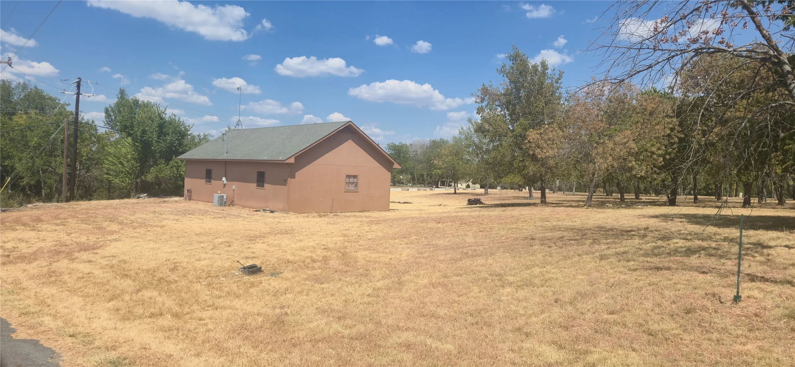 Single Family Residence For Sale in Cooke County , 139 Pecan Drive, Gainesville, Texas 76240, 1 Bedroom, 1 Bathroom, Garage spaces, 1,104 Sqft, built in 2003, mls#21373055, Real Estate Agent in Gainesville, Homes For Sale in Cooke county, Homes For Sale in Gainesville, Realtor in Gainesville Texas, Real Estate Brokerage Independent Realty Texas, Luminita Cordes Realtor
