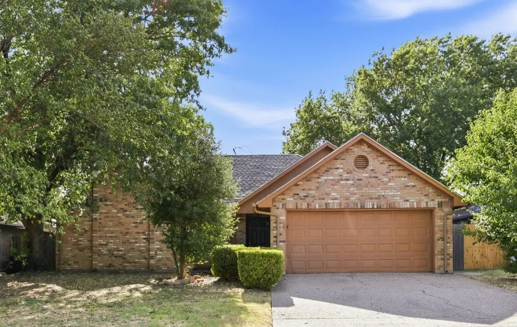 Single Family Residence For Rent in Tarrant County , 7316 Glen Haven Drive, Fort Worth, Texas 76133, 3 Bedroom, 2 Bathroom, 2 Garage spaces, 1,331 Sqft, built in 1983, mls#21373058, Real Estate Agent in Fort Worth, Homes For Rent in Tarrant county, Homes For Rent in Fort Worth, Realtor in Fort Worth Texas, Real Estate Brokerage Independent Realty Texas, Luminita Cordes Realtor