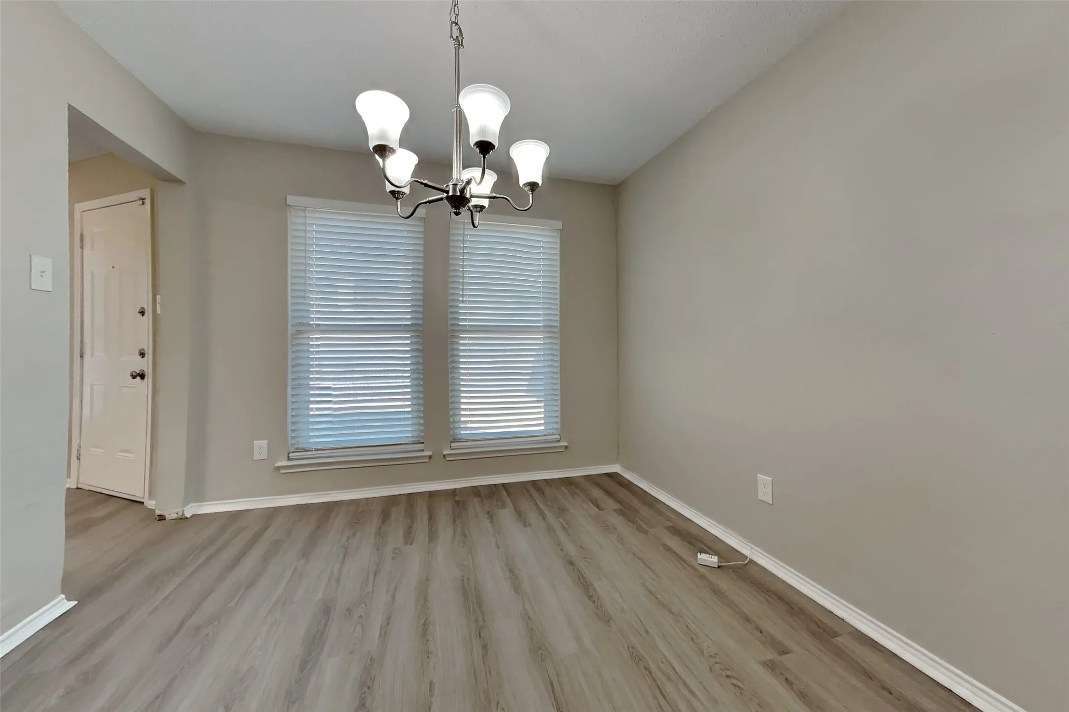Single Family Residence For Rent in Tarrant County , 6332 Glen Knoll Drive, Fort Worth, Texas 76179, 3 Bedroom, 2 Bathroom, 2 Garage spaces, 1,523 Sqft, built in 1987, mls#21373057, Real Estate Agent in Fort Worth, Homes For Rent in Tarrant county, Homes For Rent in Fort Worth, Realtor in Fort Worth Texas, Real Estate Brokerage Independent Realty Texas, Luminita Cordes Realtor